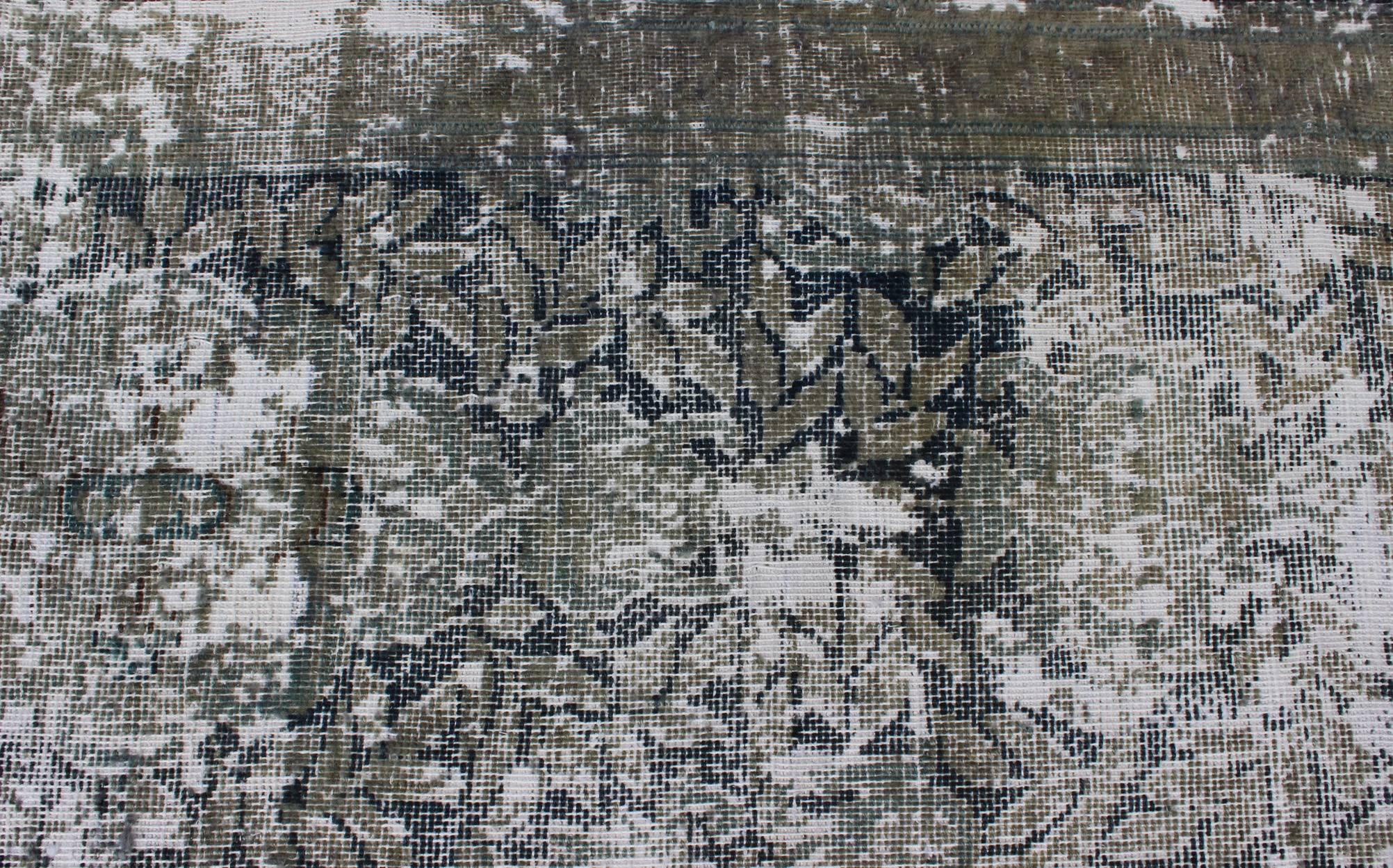 Persischer Vintage-Teppich im Used-Look mit abstraktem Design in Dunkelblau, Grün und Grau im Zustand „Starke Gebrauchsspuren“ im Angebot in Atlanta, GA