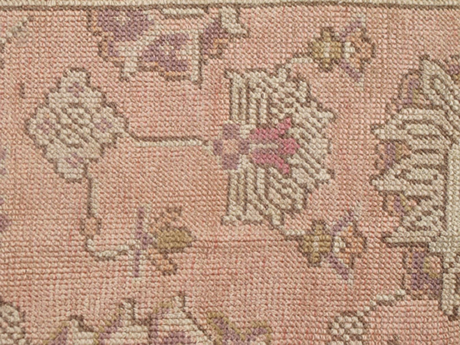 20ième siècle Tapis turc ancien d'Oushak avec motifs cachemire lavande et vert en vente