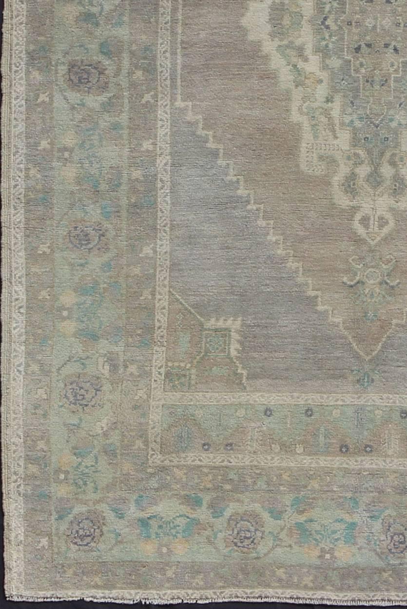 Alfombra turca vintage Oushak en lavanda, verde claro y gris con medallón central

Medidas: 5'5 x 8'9

Alfombra Oushak Turca Vintage con Medallón Central con Motivos Florales. Oushak turco vintage, Keivan Woven Arts / alfombra EN-141399, 