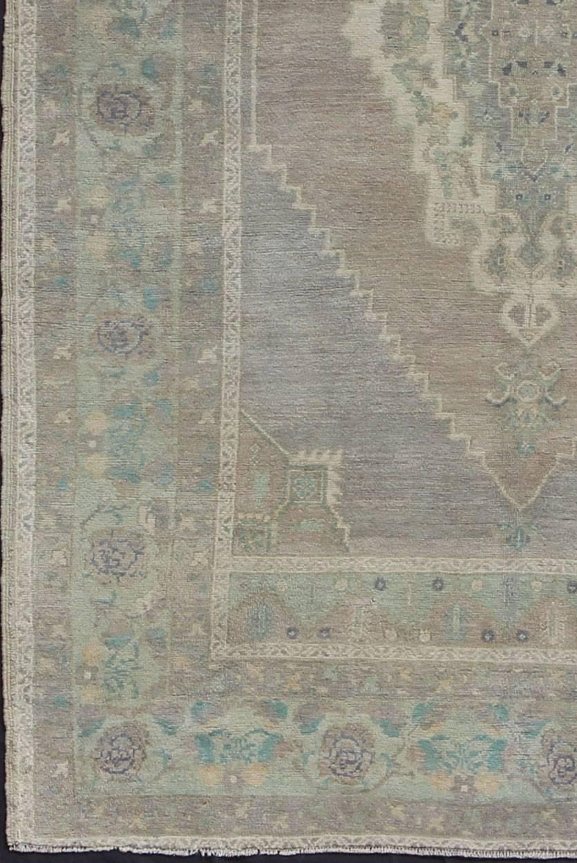 Vintage Turkish Oushak Rug in Lavender, Light Green, Gray with central medallion

Measures: 5'5 x 8'9

Vintage Turkish Oushak Rug with Central Medallion with Floral Motifs. Vintage Turkish Oushak, Keivan Woven Arts / rug EN-141399,  origin/Turkey