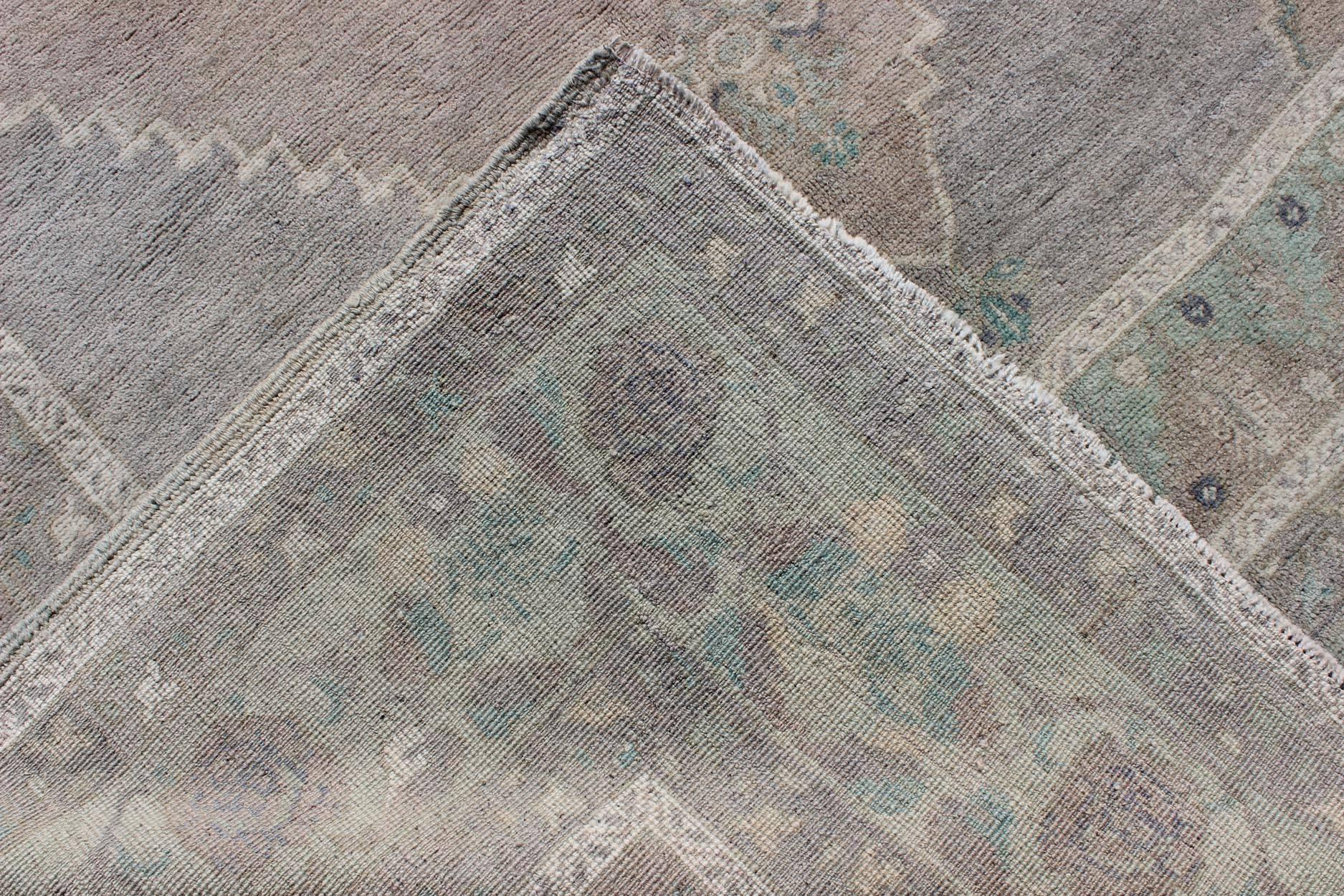 Alfombra turca vintage Oushak en lavanda, verde claro y gris siglo XX