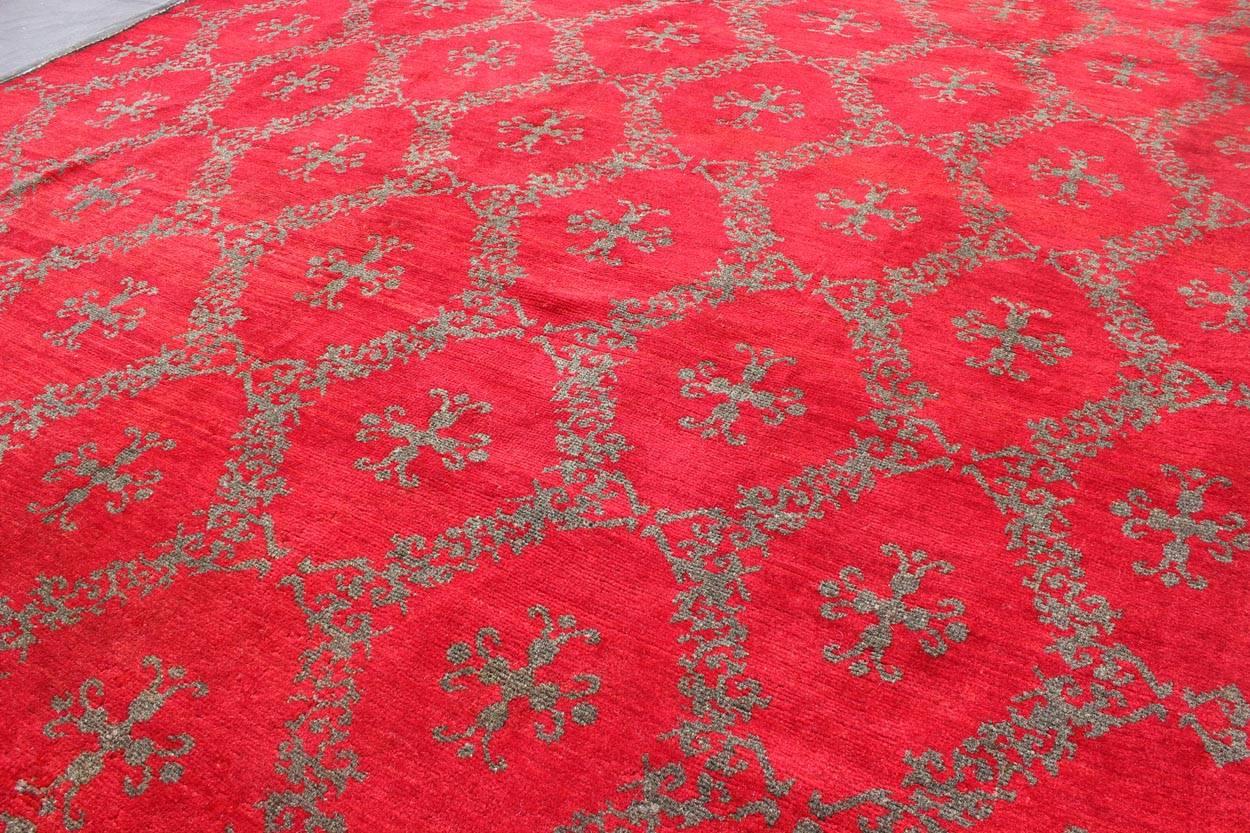 Annodato a mano Tappeto turco vintage di Konya con disegno a croce e sfondo rosso brillante in vendita