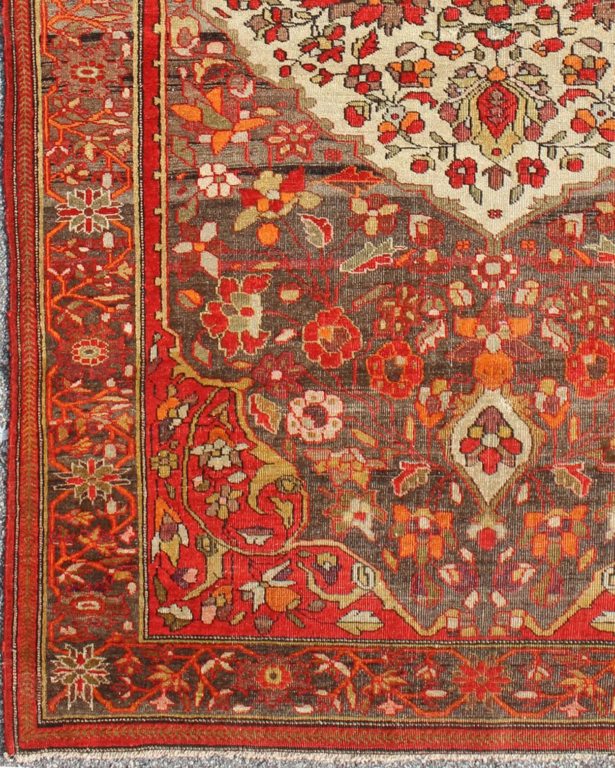 Sarouk Farahan with Florals and Vine Scrolls in Red
rug/16-1112,   origin/iran 

This outstanding antique Farahan Sarouk carpet is primarily characterized by its classical composition. This beautiful carpet represents the highest levels of mastery