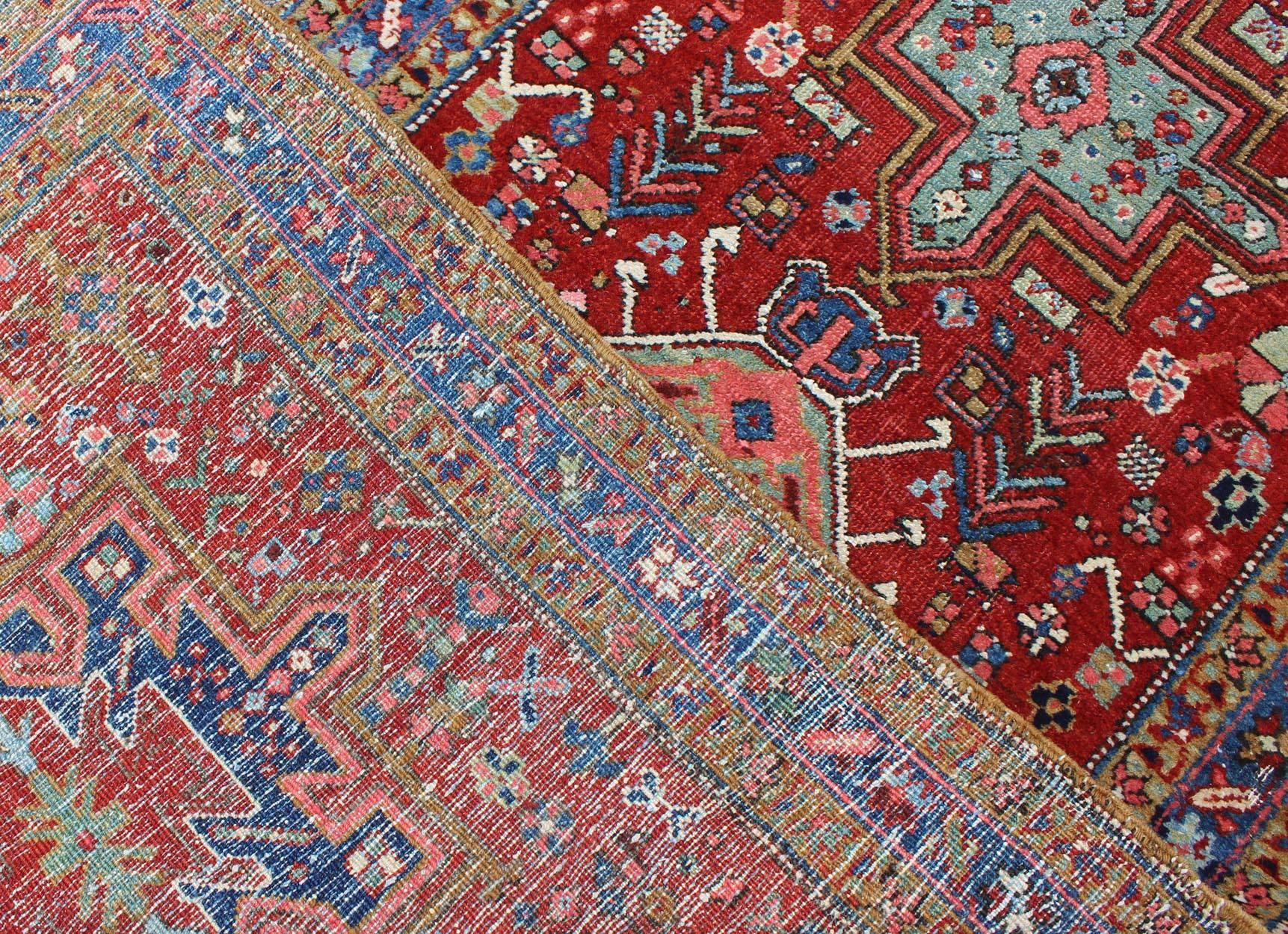 Antiker Heriz Serapi-Läufer mit farbenfrohem, hoch stilisiertem, geometrischem Design (Frühes 20. Jahrhundert) im Angebot
