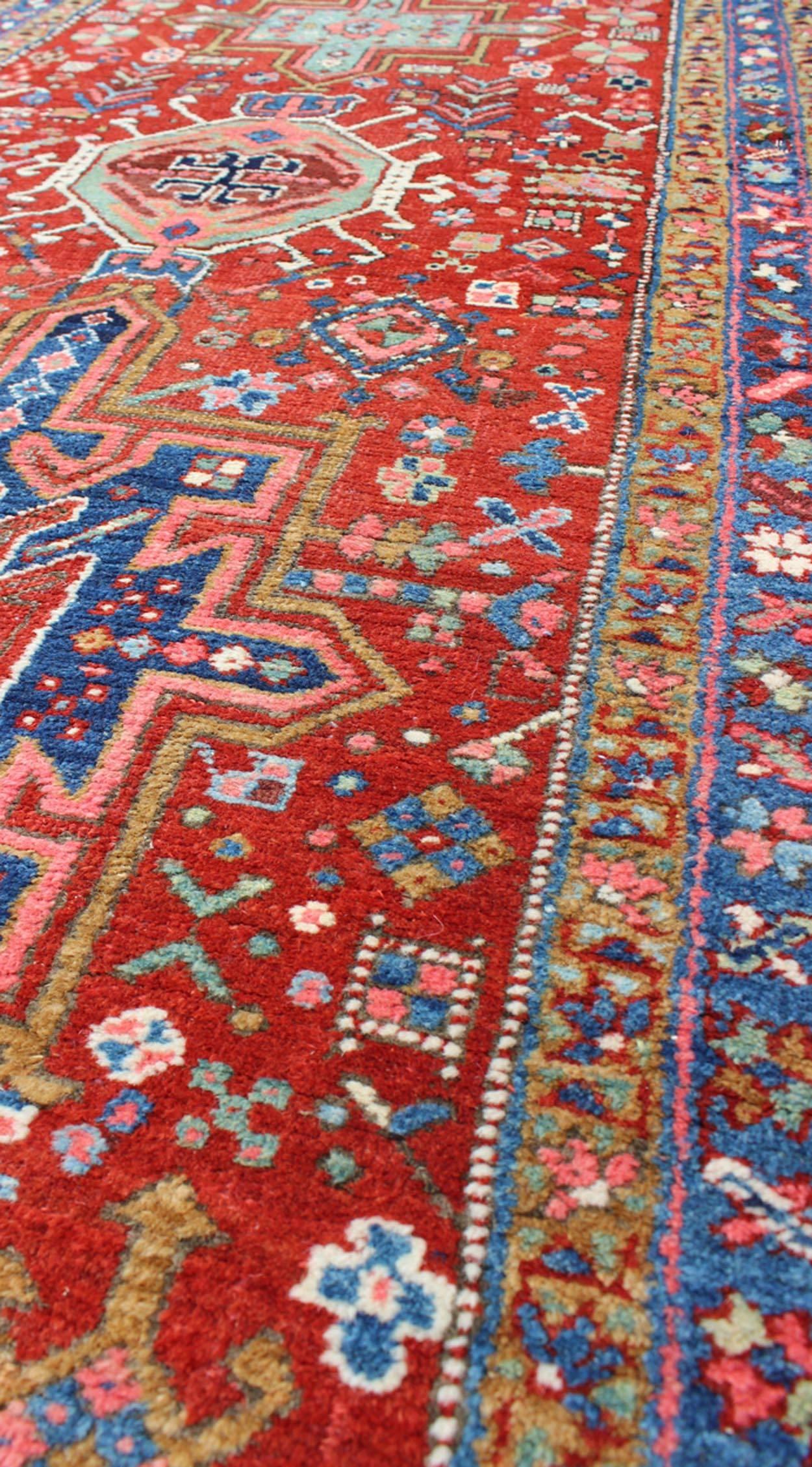Antiker Heriz Serapi-Läufer mit farbenfrohem, hoch stilisiertem, geometrischem Design im Zustand „Hervorragend“ im Angebot in Atlanta, GA