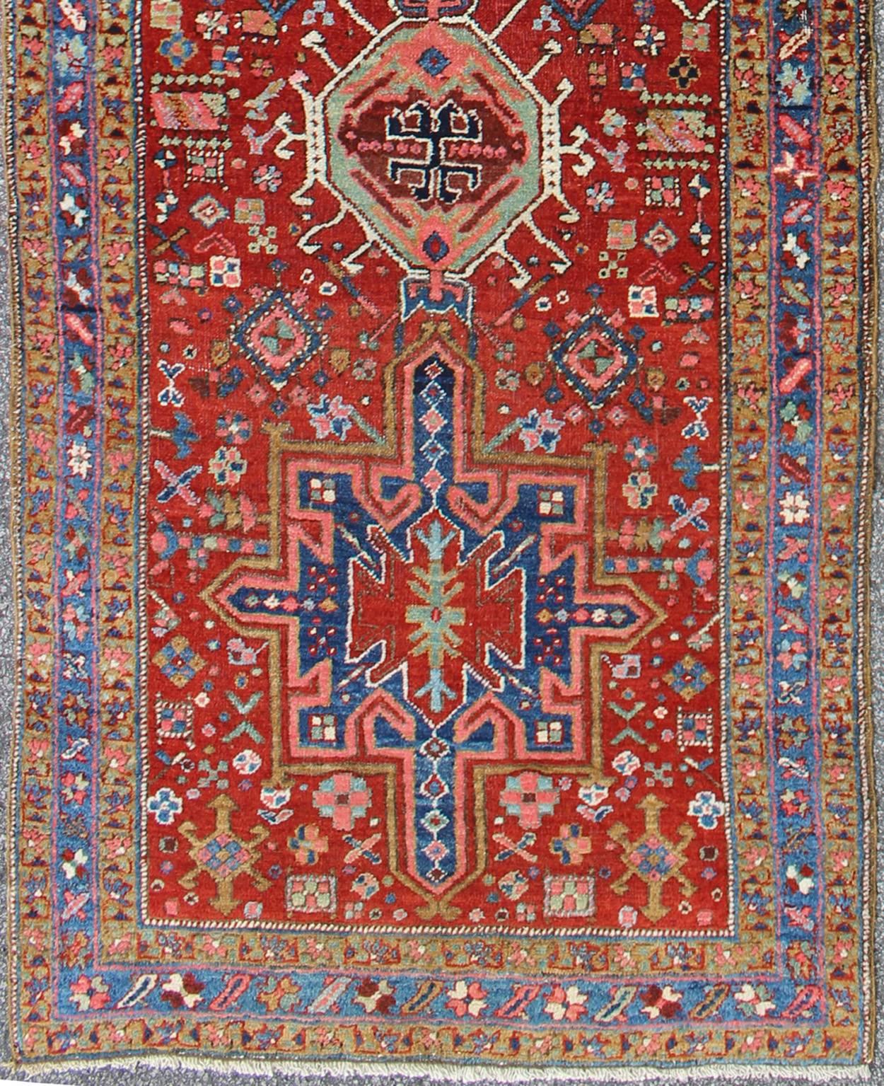 Antiker Serapi Heriz Läufer mit buntem geometrischem Muster
rug/17-0203, herkunft/iran

Dieser prächtige Heriz-Läufer aus dem frühen 20. Jahrhundert zeichnet sich durch ein exquisites Design aus, das in wunderschönen Rot-, Denimblau-, Teal-,