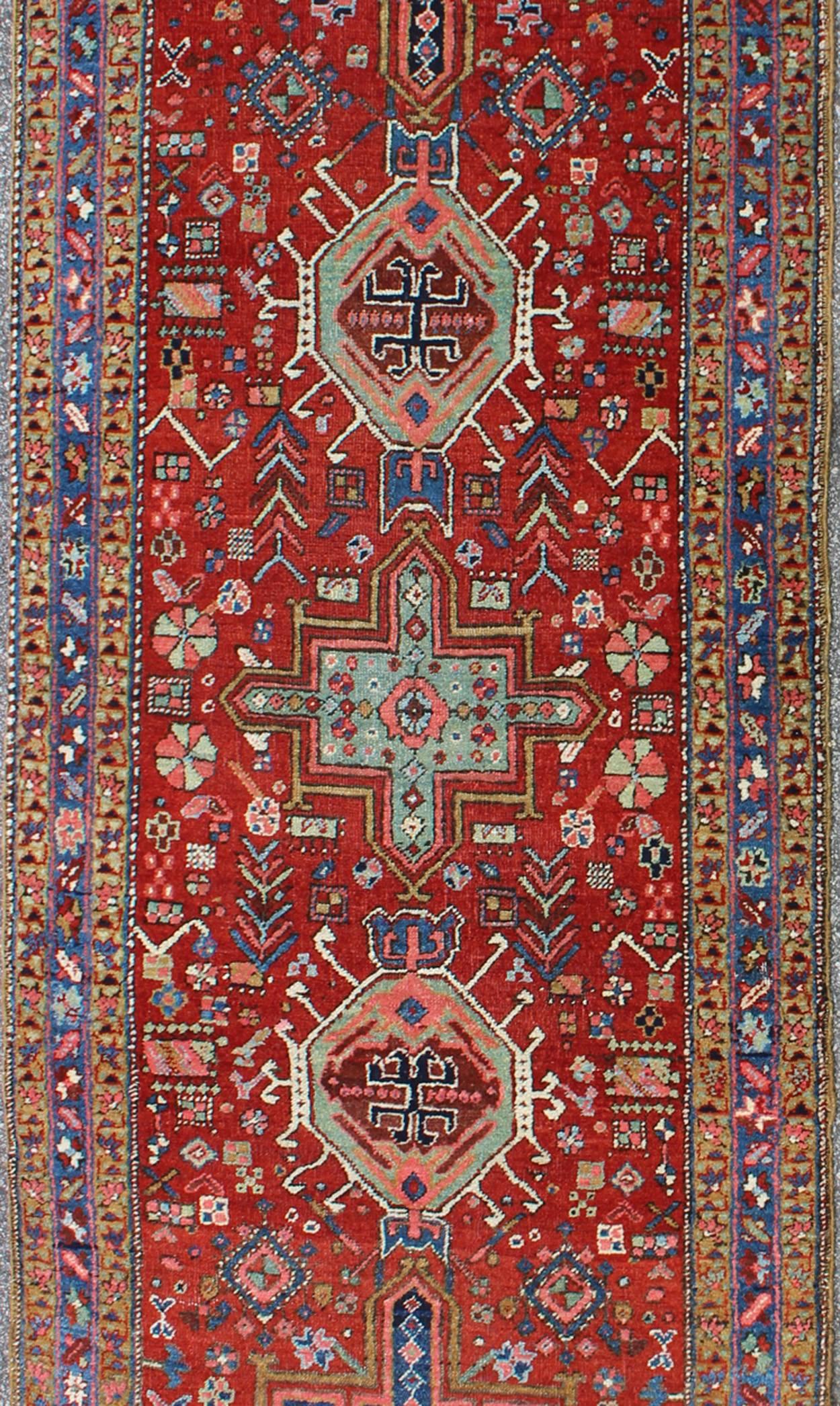 Antiker Heriz Serapi-Läufer mit farbenfrohem, hoch stilisiertem, geometrischem Design (Persisch) im Angebot