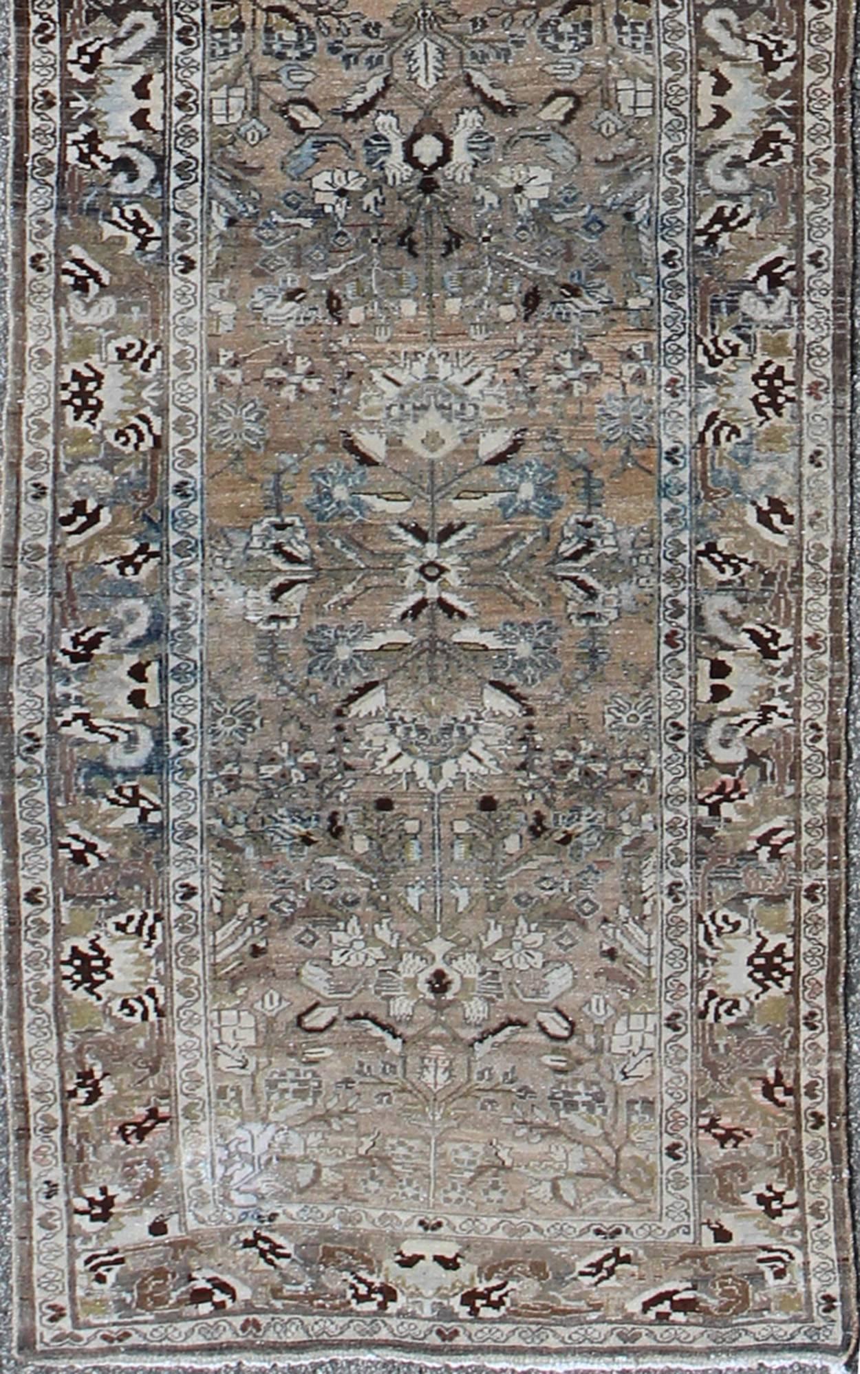 Runner lungo persiano dal design sofisticato nei toni della terra
Rug/m14-0503,  origine/ iran

Questo antico runner persiano dal design sofisticato presenta una combinazione di colori unica con accenti di colore marrone, verde oliva e marrone