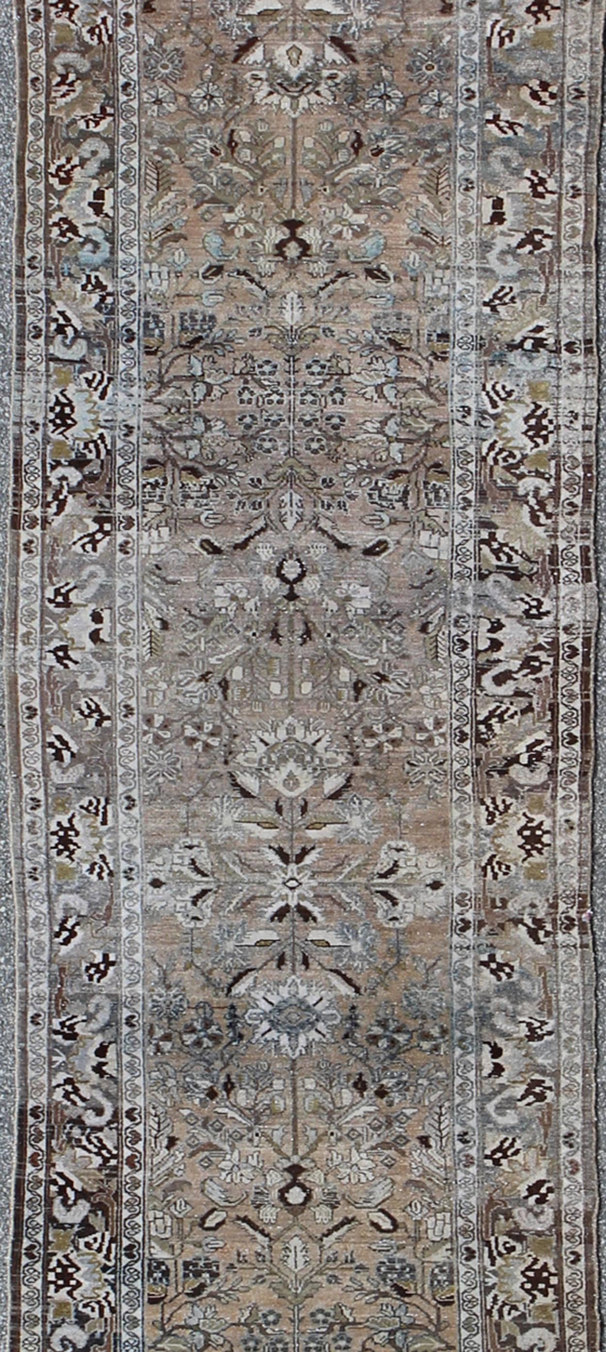 Tabriz Runner persiano lungo dal design sofisticato nei colori Tan, Olive e Brown in vendita