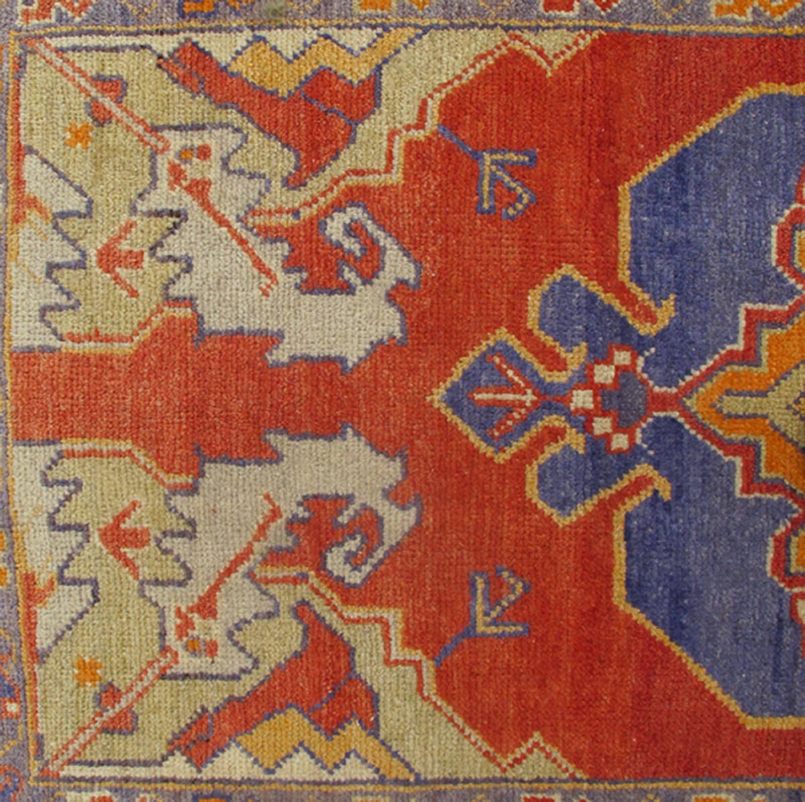 Bunte türkischer Oushak-Teppich im Vintage-Stil mit stilisierten geometrischen, Stammesmotiven (Türkisch) im Angebot