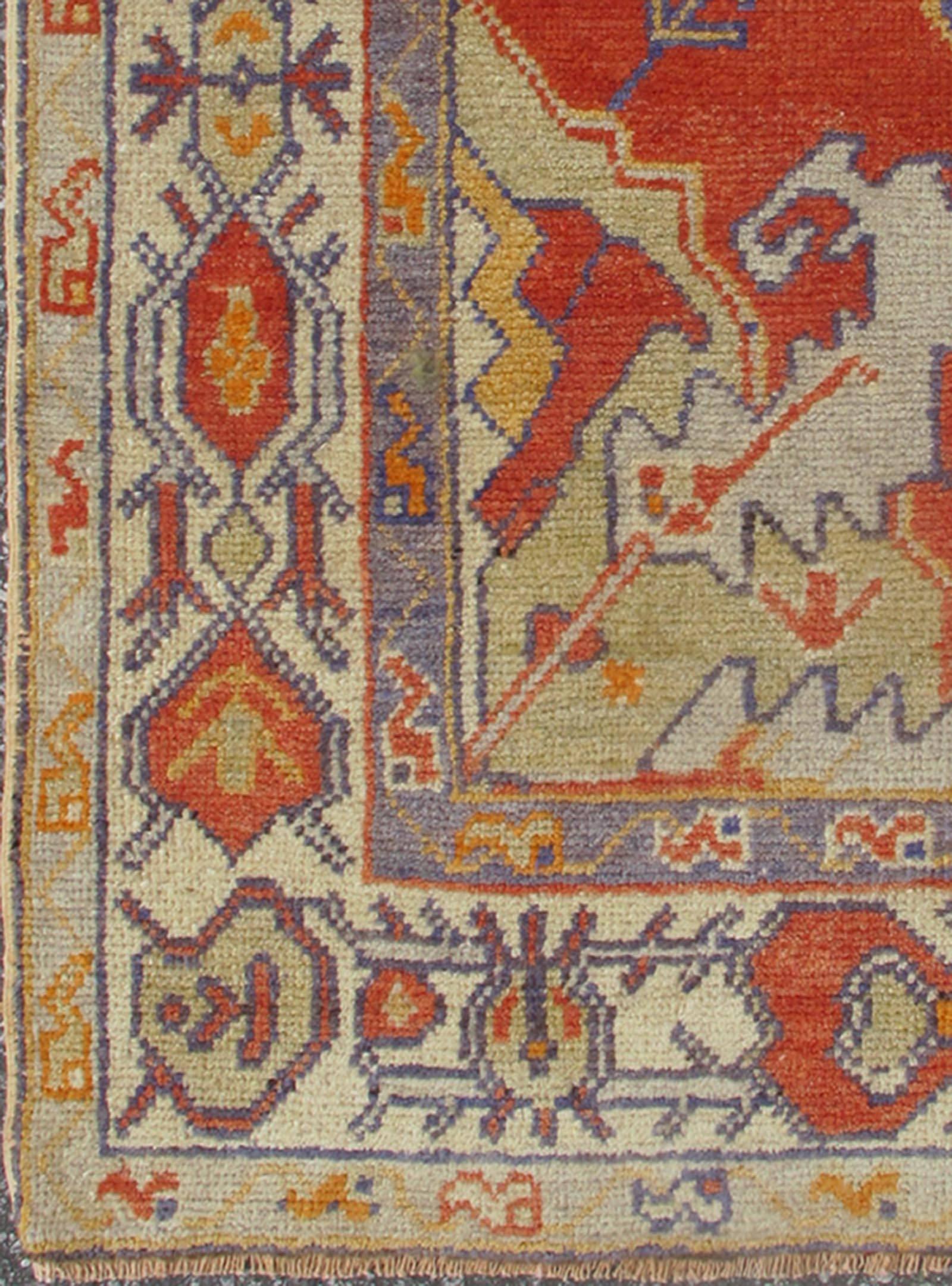  Türkischer Oushak-Teppich mit stilisiertem geometrischem Muster
rug/tu-ugu-136100   herkunft/Türkei

Dieser alte Oushak-Teppich zeichnet sich durch ein wunderschönes, kompliziertes Muster aus. Das zentrale Medaillon wird durch eine symmetrische