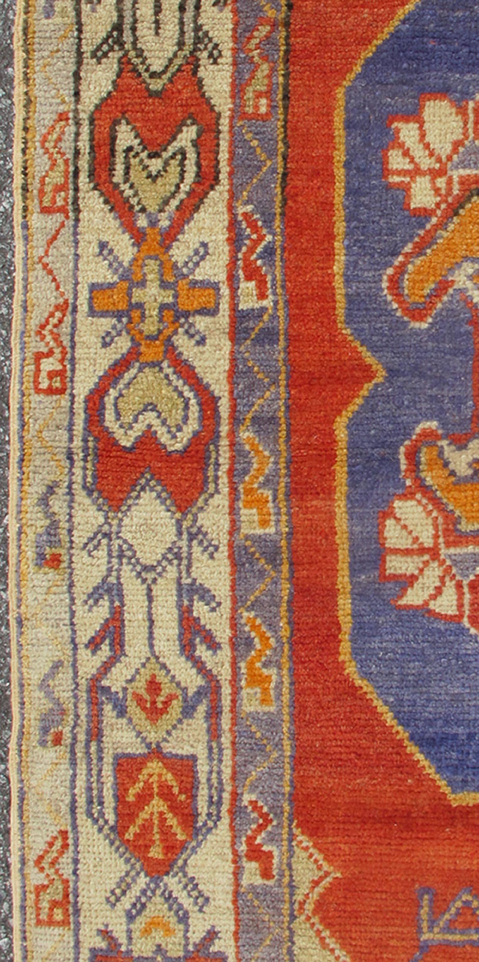 Bunte türkischer Oushak-Teppich im Vintage-Stil mit stilisierten geometrischen, Stammesmotiven (Handgeknüpft) im Angebot