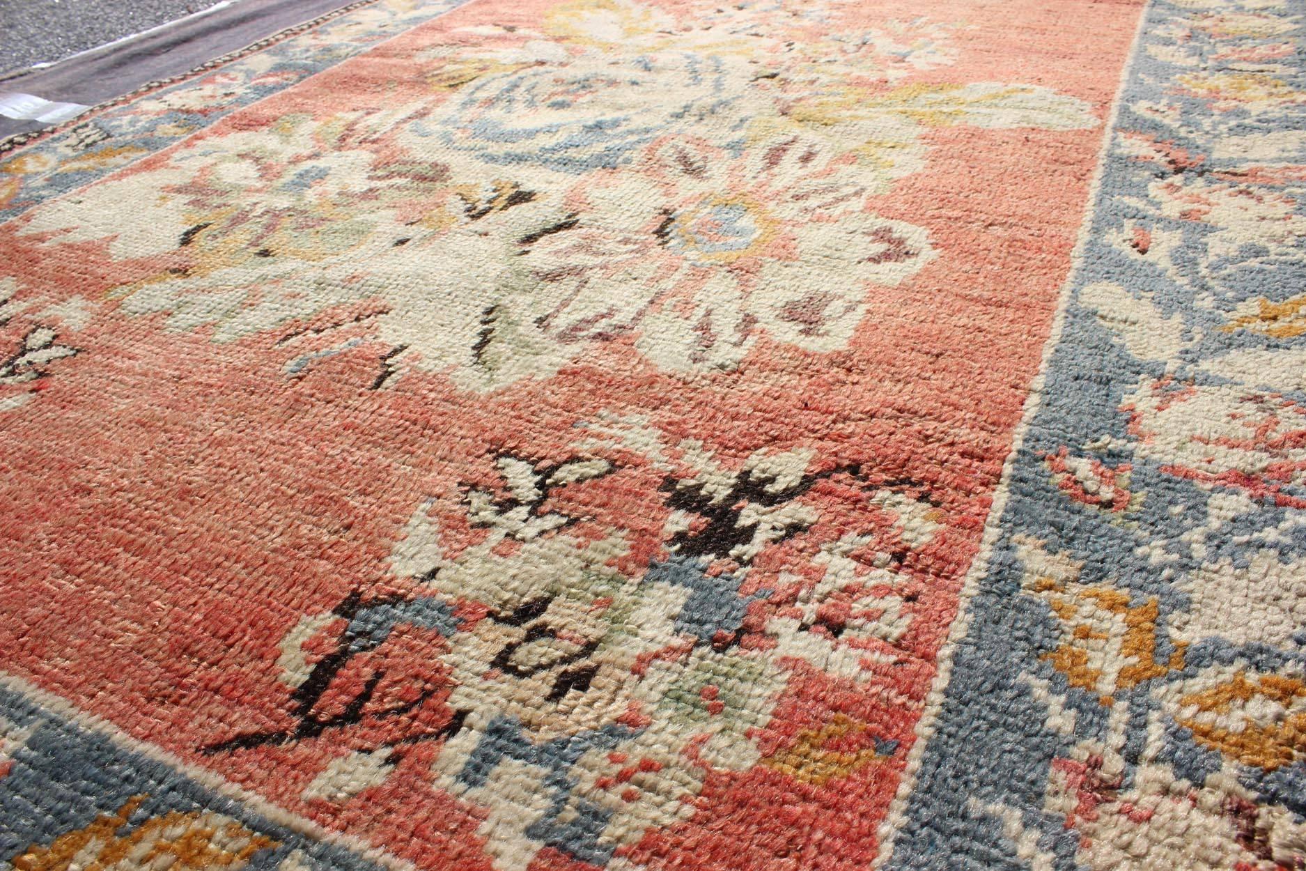 Türkischer Oushak-Teppich im Vintage-Stil mit bunten Blumenstrauß in Rot und Teal (Mitte des 20. Jahrhunderts) im Angebot