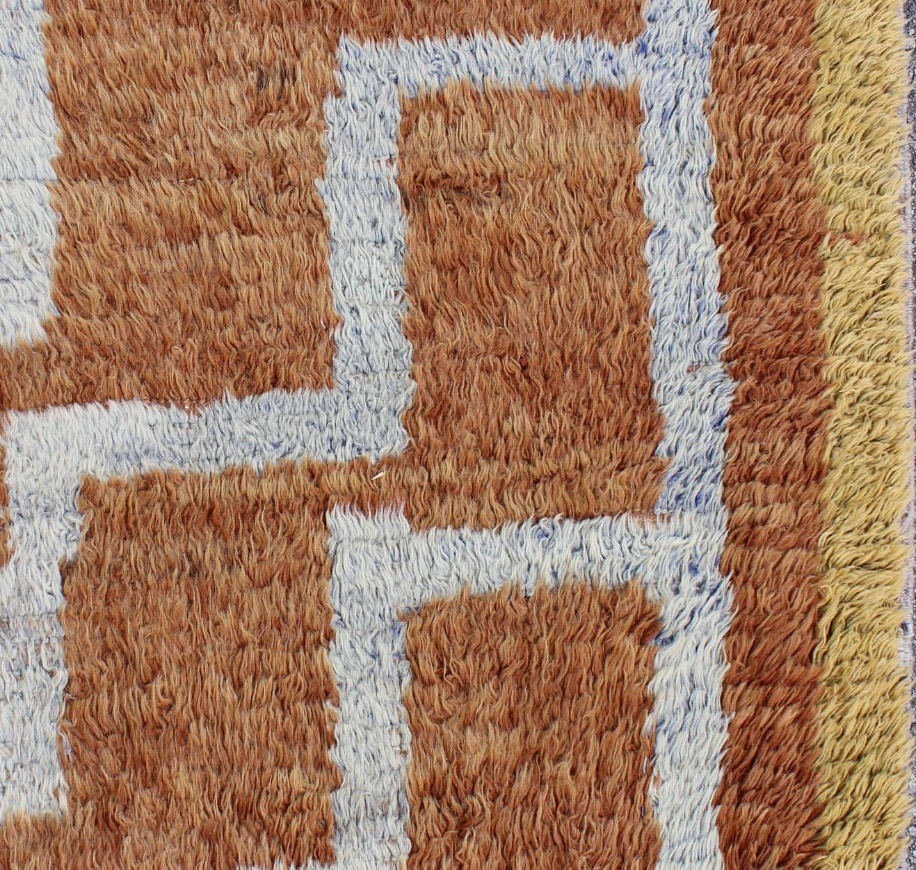 Grand tapis turc Tulu du milieu du siècle dernier avec motif tribal relié Bon état - En vente à Atlanta, GA
