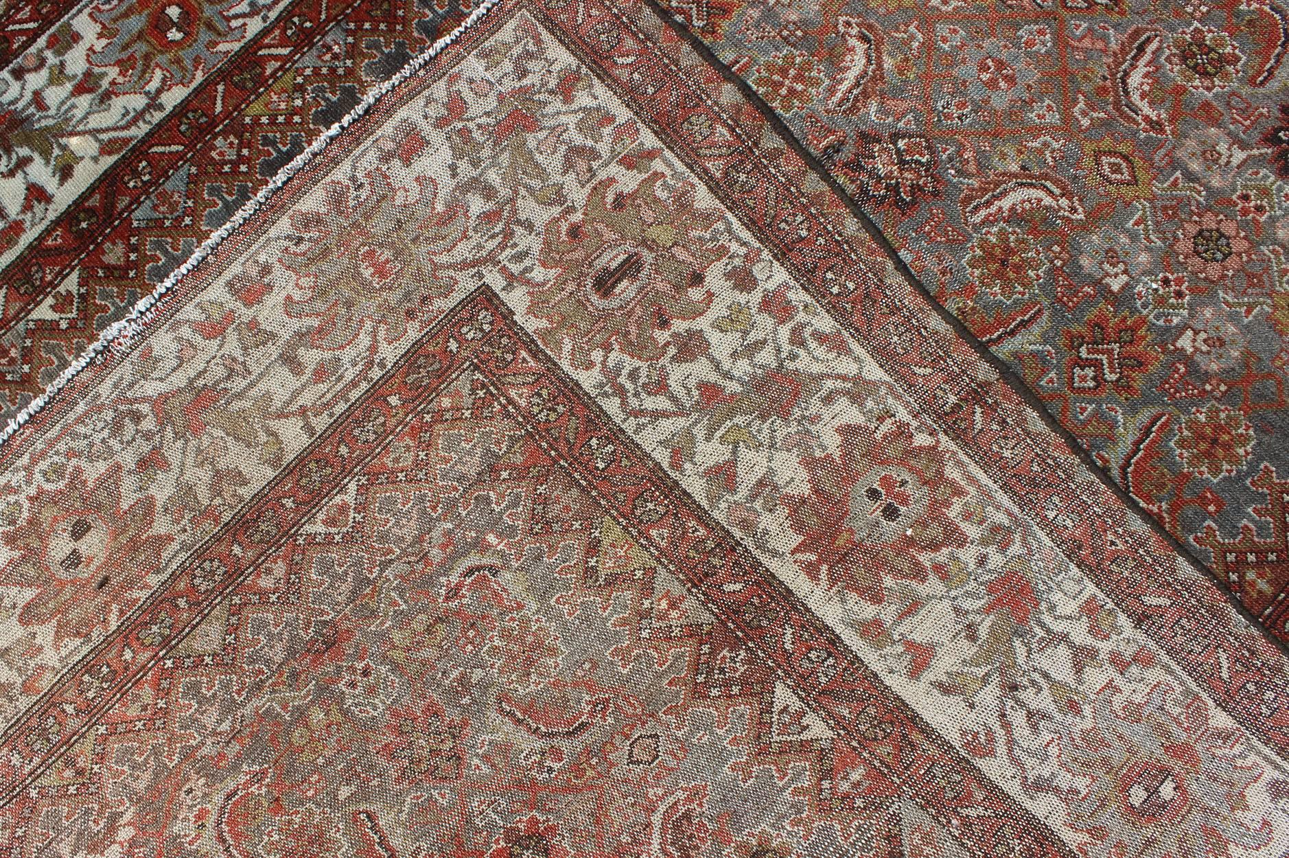Antiker persischer Malayer-Teppich mit grauem, hellblauem, rotem und grauem Muster im Zustand „Gut“ im Angebot in Atlanta, GA