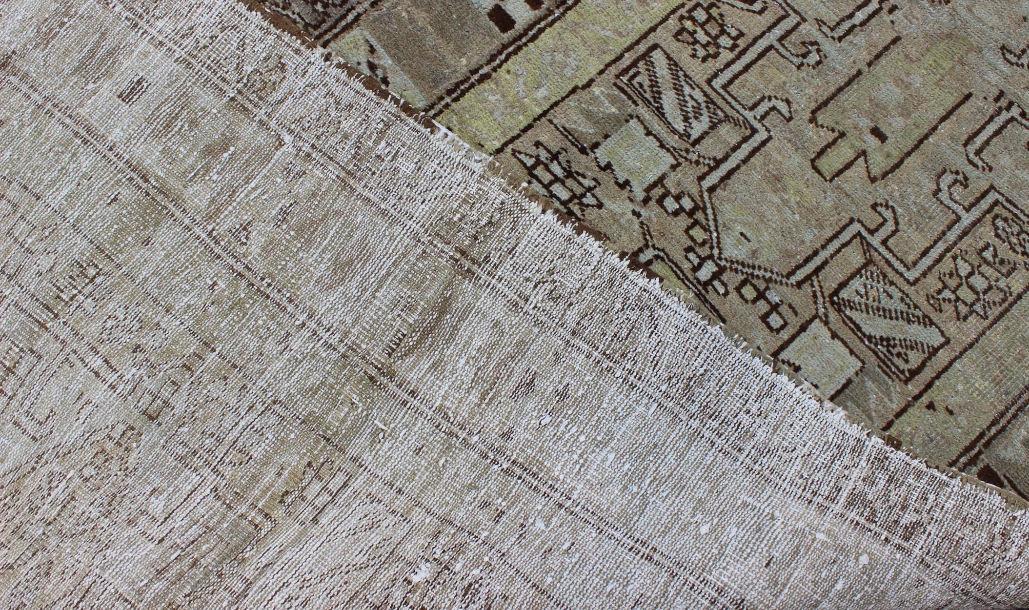 Noué à la main Tapis de couloir Heriz ancien au design géométrique en taupe, vert jaune, olive et marron en vente