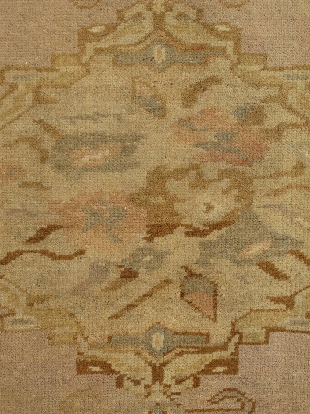 Oushak-Teppich mit Medaillonmuster und geometrischen und botanischen Elementen (Türkisch) im Angebot