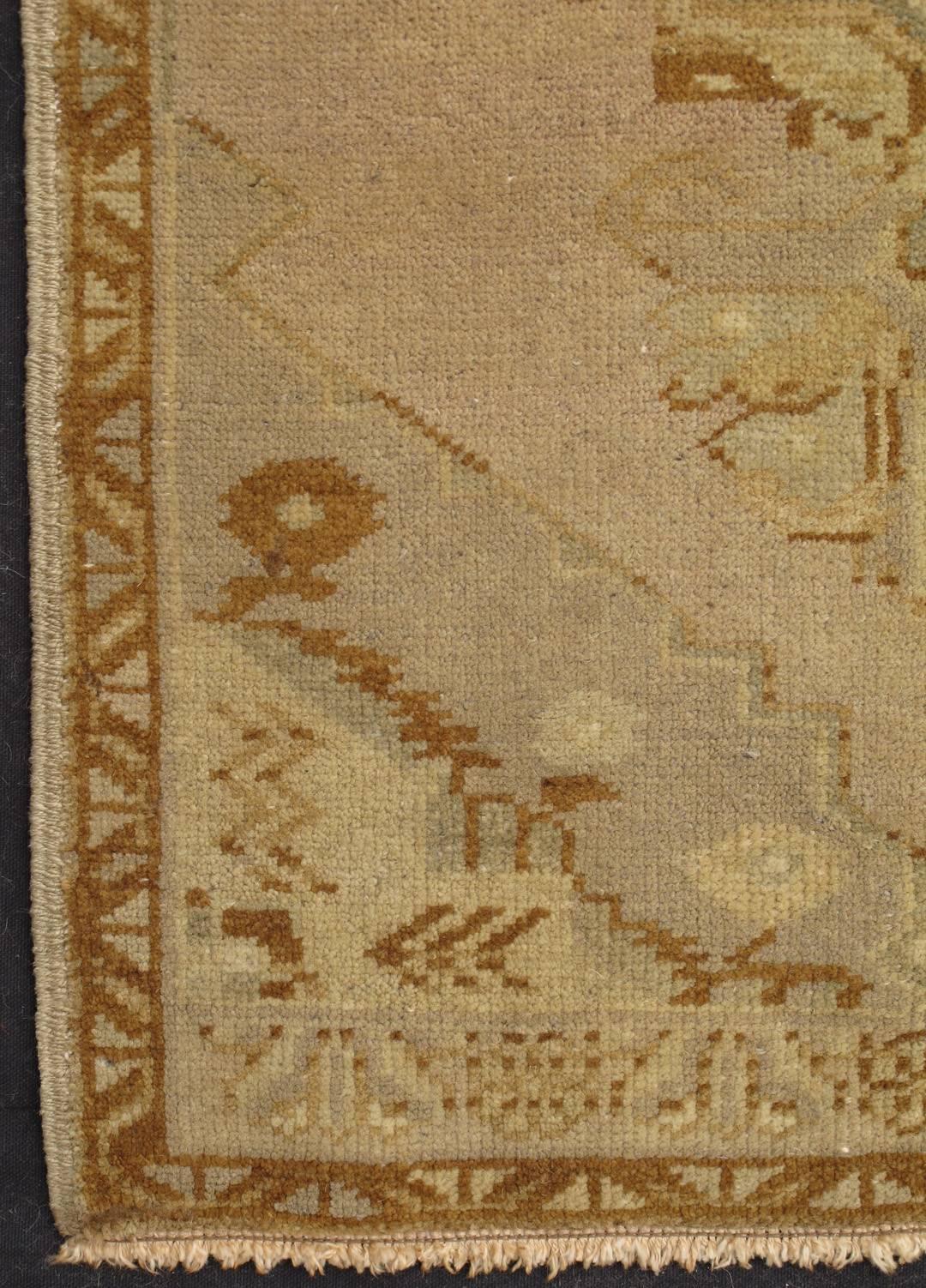 Türkischer Oushak mit geometrisch-botanischen Elementen, Teppich EN-1141, Herkunftsland / Art: Türkei / Oushak, um die Mitte des 20. Jahrhunderts.

Dieser türkische Oushak-Teppich weist ein zentrales Medaillonmuster sowie Muster aus kleineren