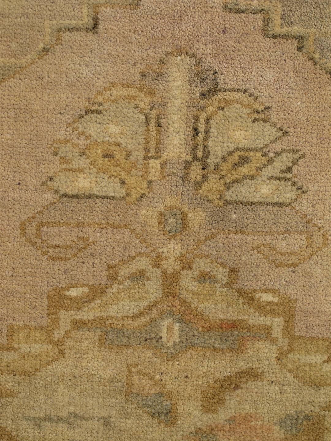 Oushak-Teppich mit Medaillonmuster und geometrischen und botanischen Elementen (Handgeknüpft) im Angebot