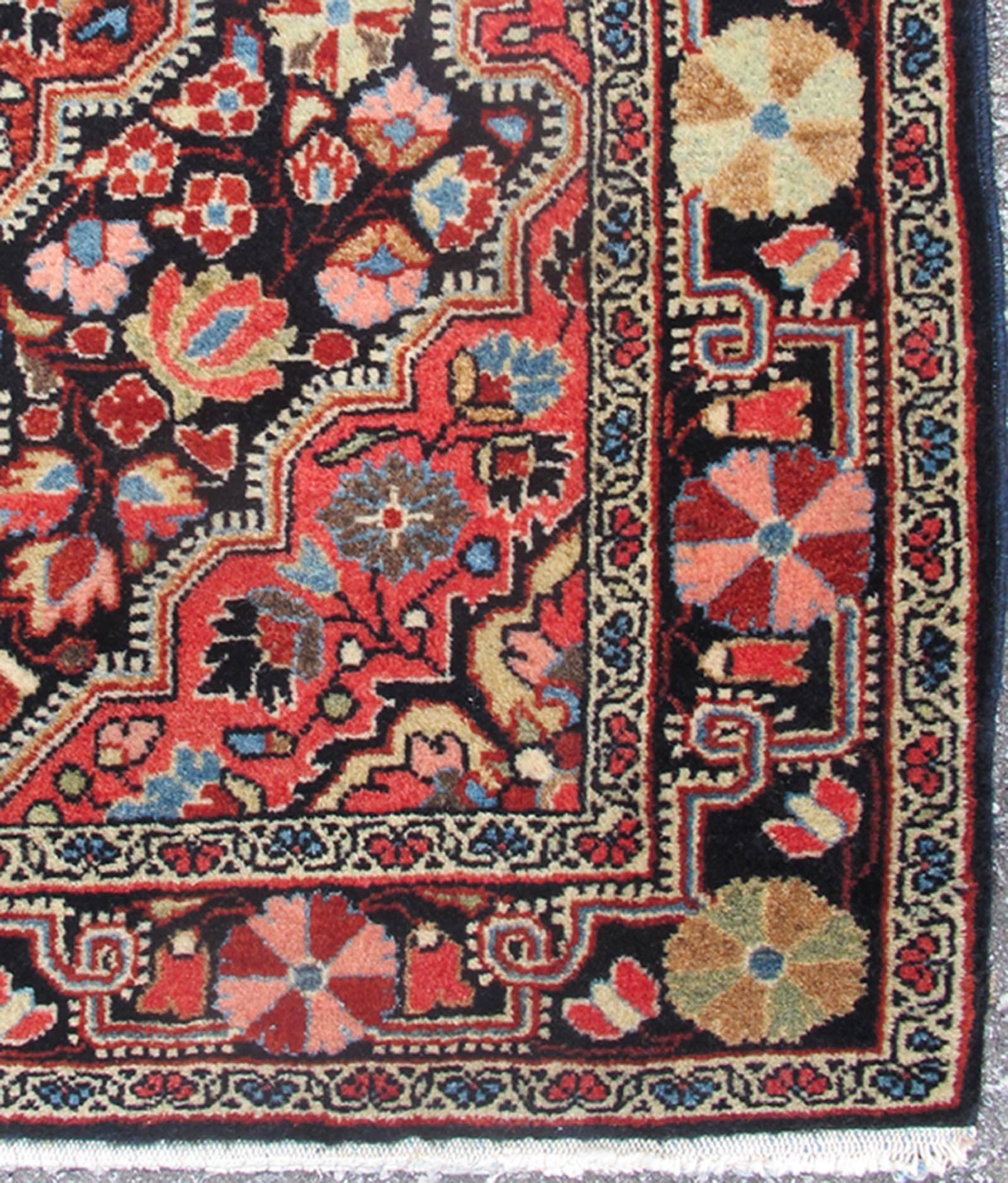 Dieser hervorragende antike Farahan-Sarouk-Teppich zeichnet sich vor allem durch seine klassische Komposition aus. Dieser wunderschöne Teppich repräsentiert die höchste Stufe der Kunstfertigkeit persischer Knüpfer. Es zeigt florale Elemente und