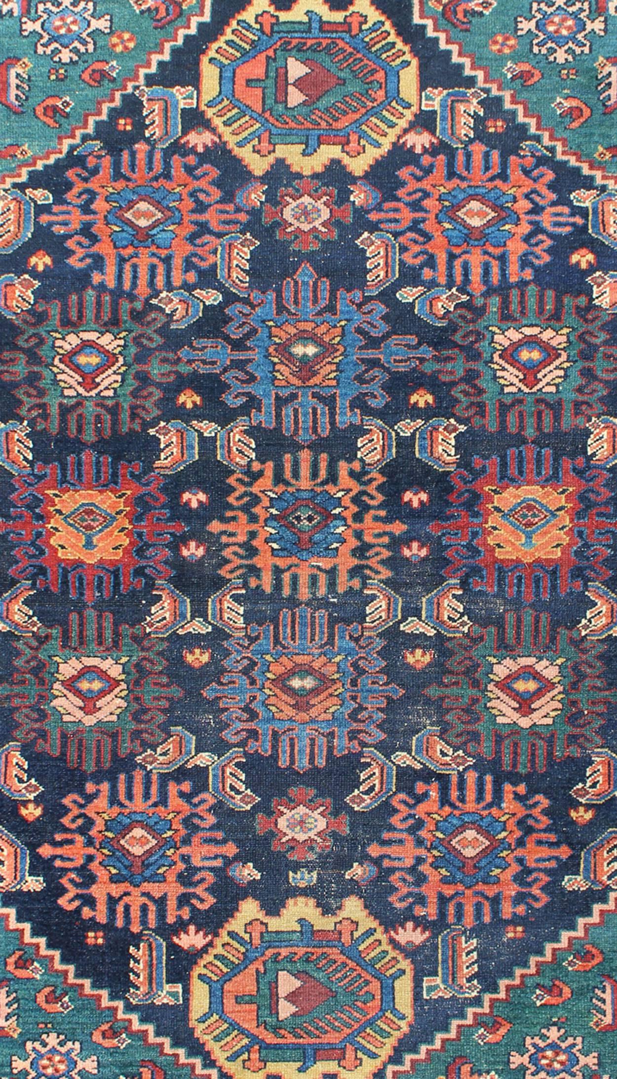 Antiker persischer Malayer-Teppich mit buntem, ganzflächigem subgeometrischem Design (Persisch) im Angebot