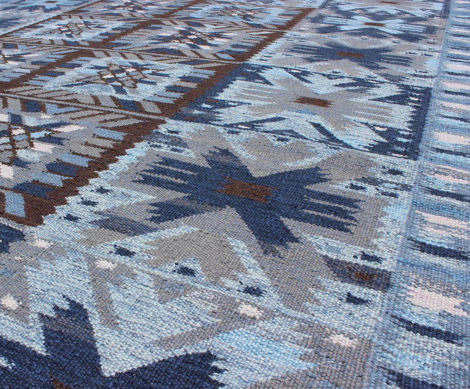 Skandinavischer Flachgewebe-Teppich in schwedischem Design in Blau und Brown von Keivan Woven Arts (Handgeknüpft) im Angebot