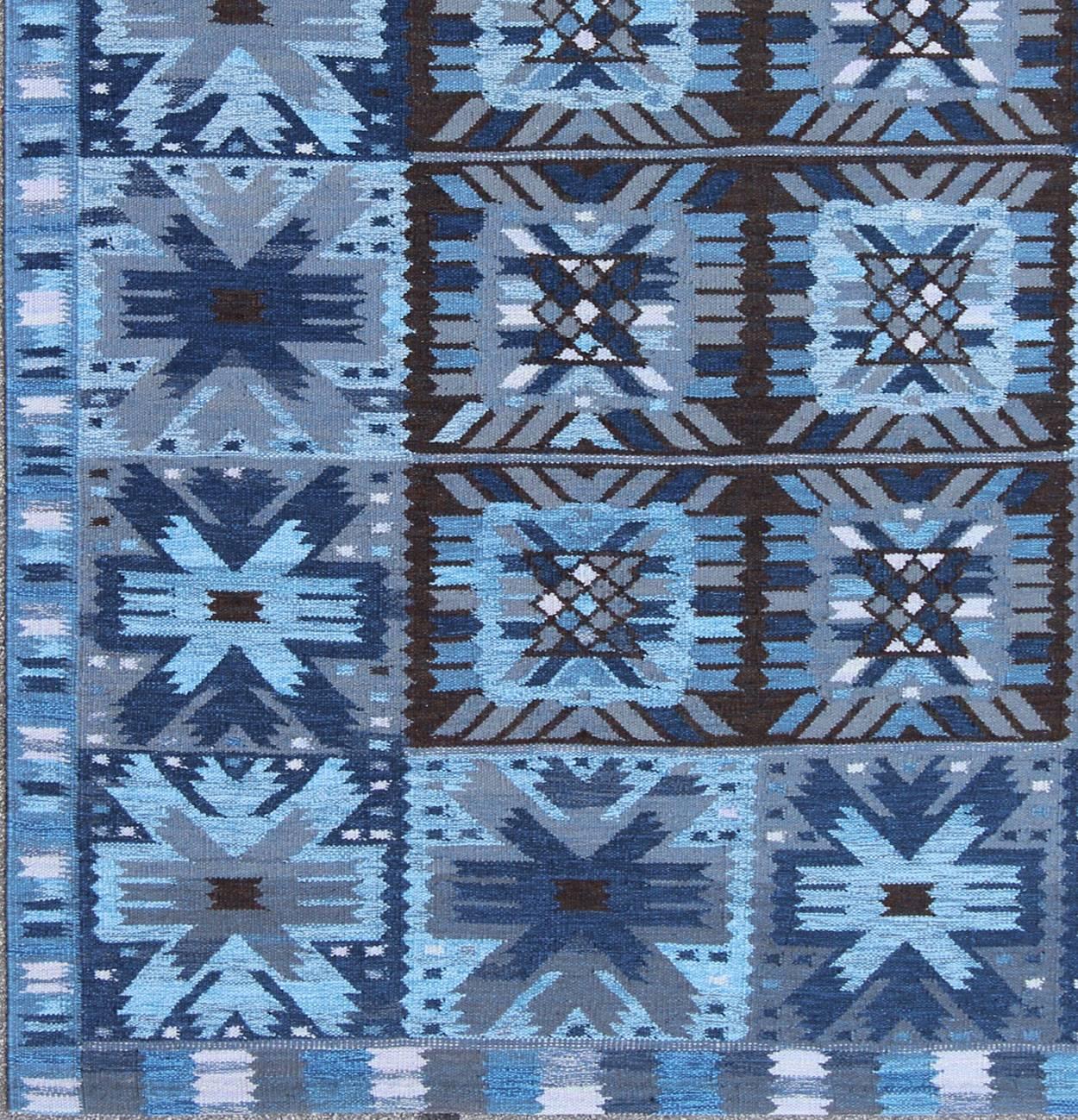  Keivan Woven Arts Zeitgenössischer skandinavischer Flachgewebe-Teppich im schwedischen Design in den Farben Blau und Braun. Dieser Teppich kann individuell gestaltet werden.

Maße: 9' x 12'.

Dieser moderne Flachgewebe-Teppich im skandinavischen