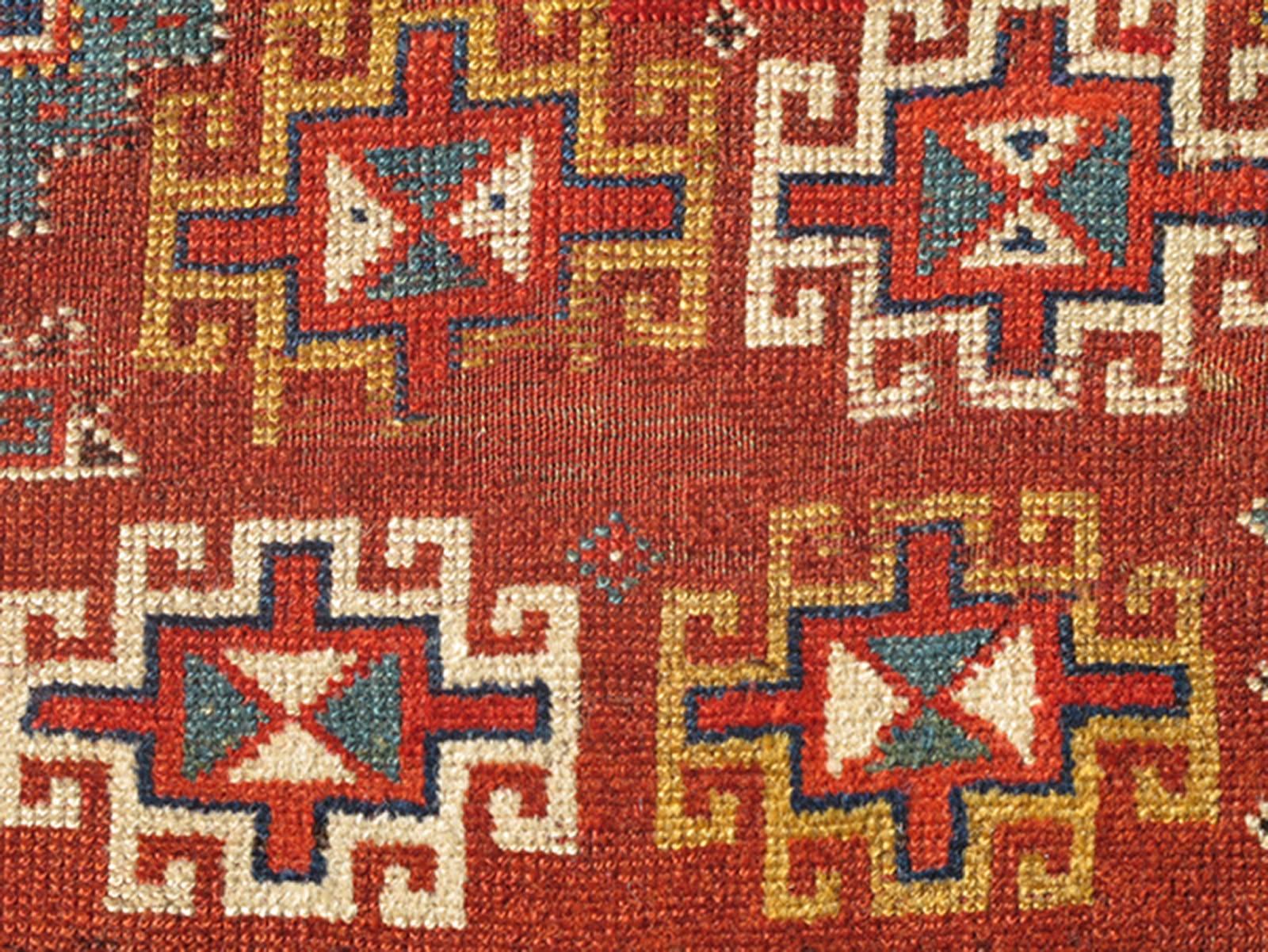 Tapis Qashqai ancien unique à motifs géométriques rouges, bleus et jaunes dorés en vente 1
