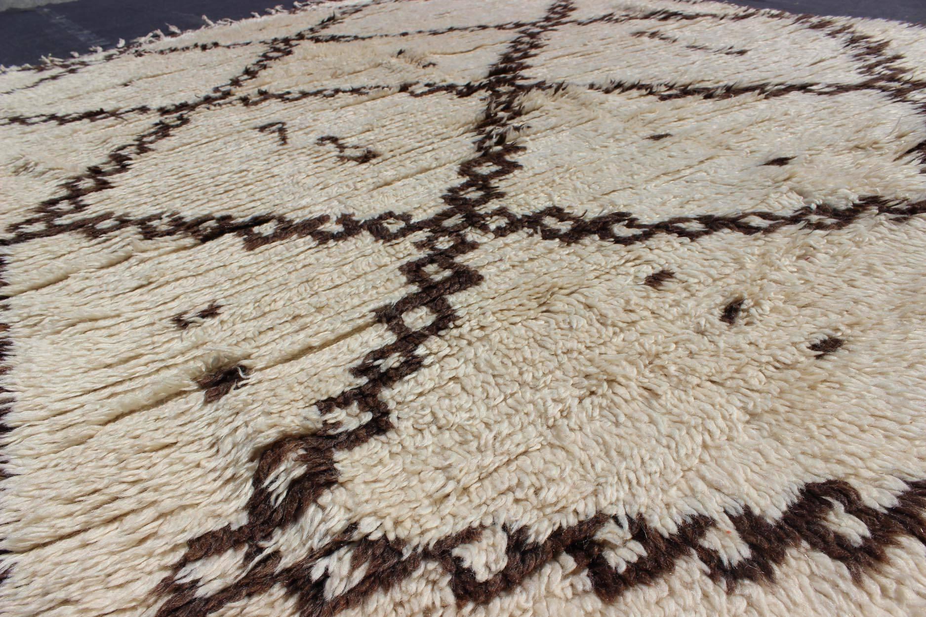 White Background Mid-Century Moroccan Azilal Rug with Brown Diamond Design In Excellent Condition For Sale In Atlanta, GA
