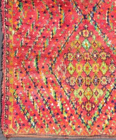 Marokkanischer Stammeskunst-Teppich aus der Mitte des Jahrhunderts mit farbenfrohem, lebhaftem Diamantmuster