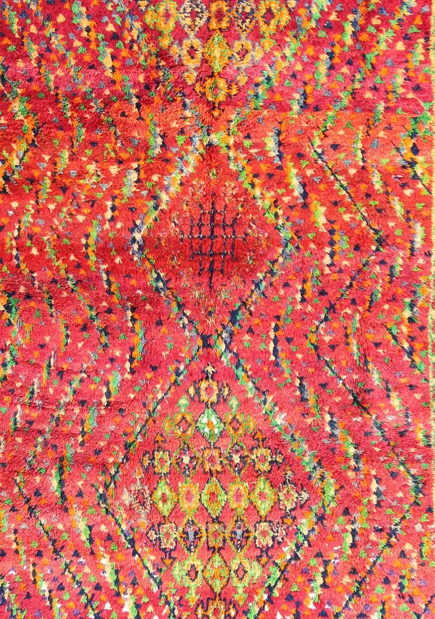 Alfombra tribal marroquí vintage de mediados de siglo con un colorido y vibrante dibujo de rombos Tribal en venta