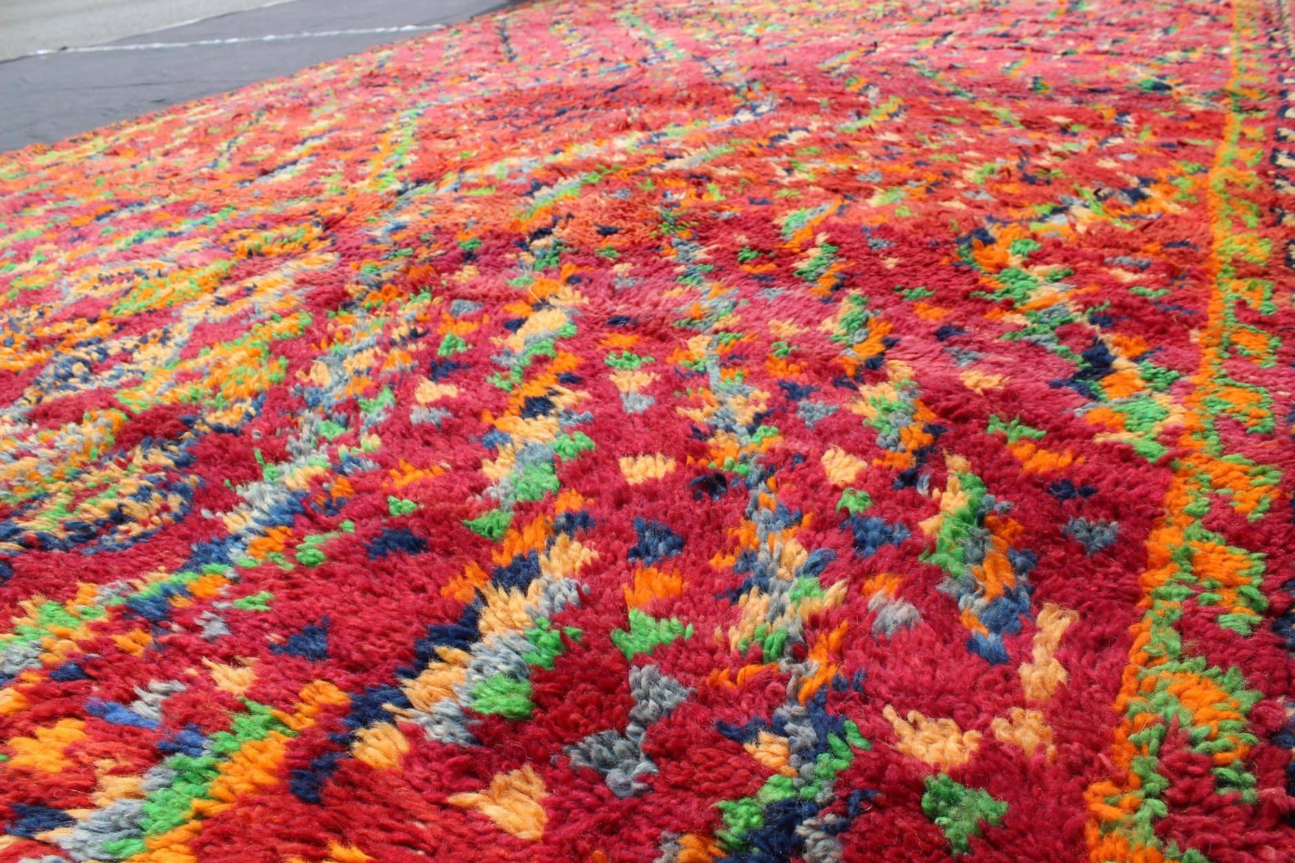 Alfombra tribal marroquí vintage de mediados de siglo con un colorido y vibrante dibujo de rombos en Excelente estado para la venta en Atlanta, GA