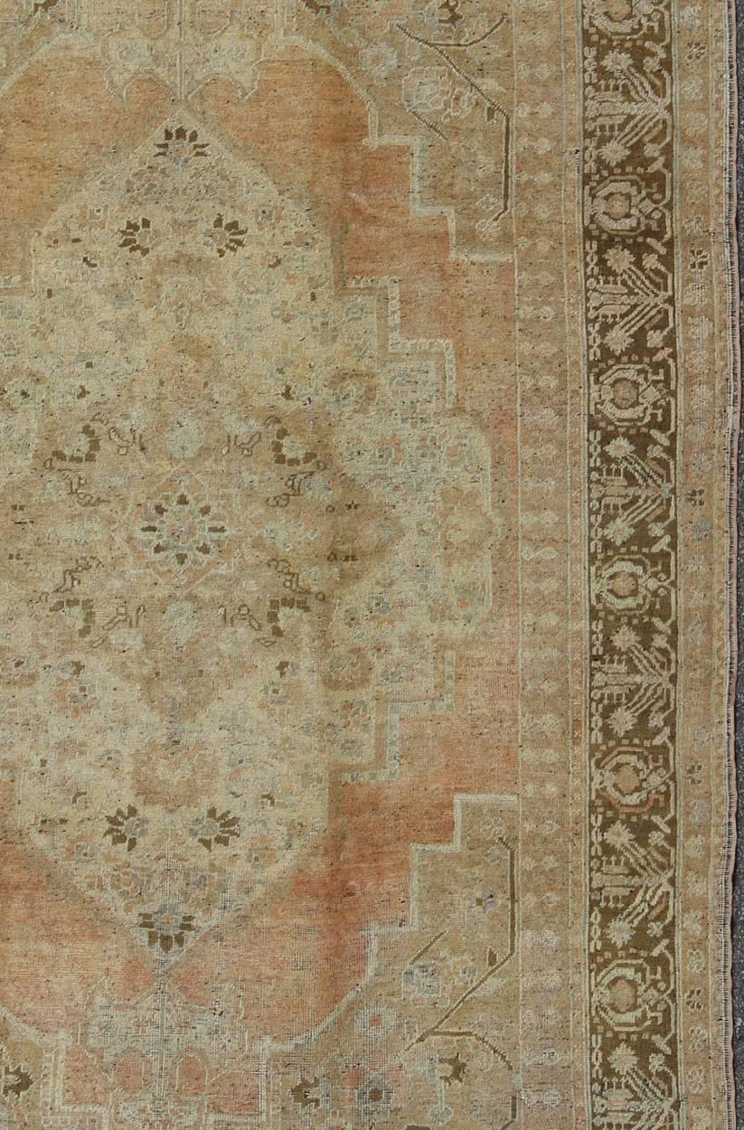 Noué à la main Tapis turc vintage Oushak avec médaillon et corniches en orange clair et marron en vente