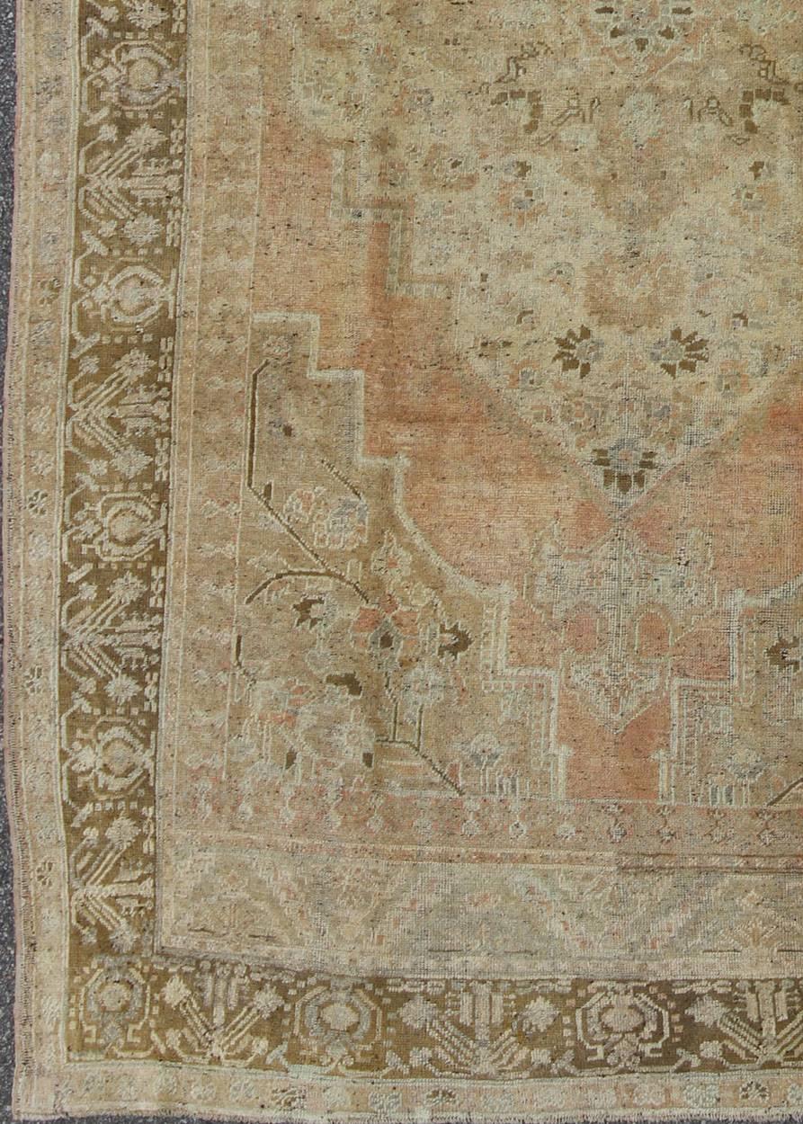 Vieux tapis turc Oushak avec médaillon orné, tapis na-63765, pays d'origine / type : Turquie / Oushak, vers le milieu du 20ème siècle

Ce tapis turc Oushak vintage (vers le milieu du XXe siècle) présente un motif central en médaillon, ainsi que des
