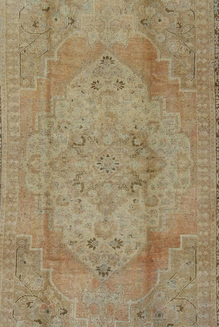 Turc Tapis turc vintage Oushak avec médaillon et corniches en orange clair et marron en vente