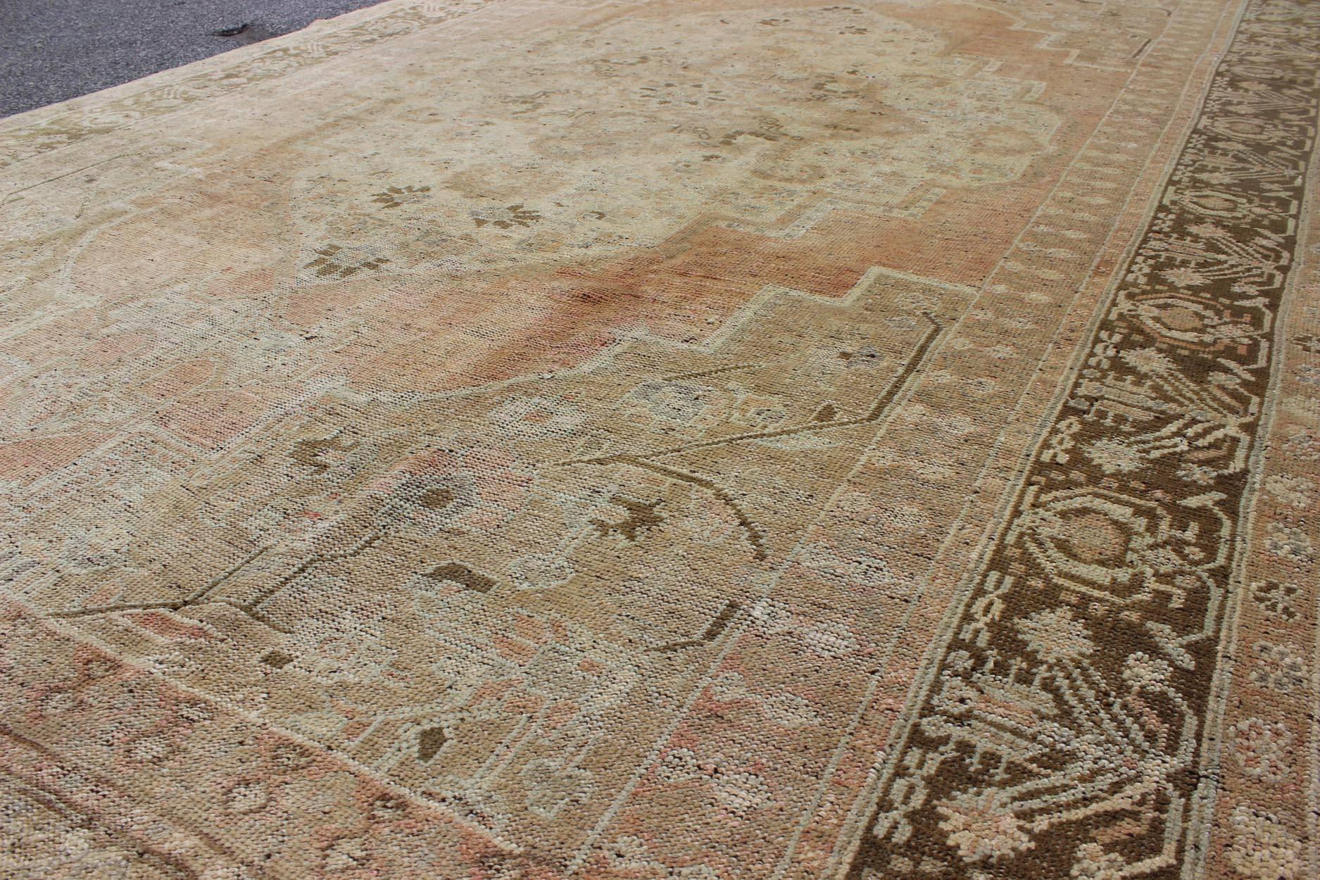 Tapis turc vintage Oushak avec médaillon et corniches en orange clair et marron Bon état - En vente à Atlanta, GA