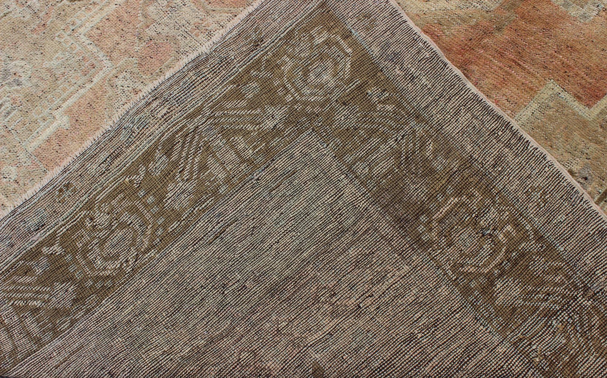 20ième siècle Tapis turc vintage Oushak avec médaillon et corniches en orange clair et marron en vente
