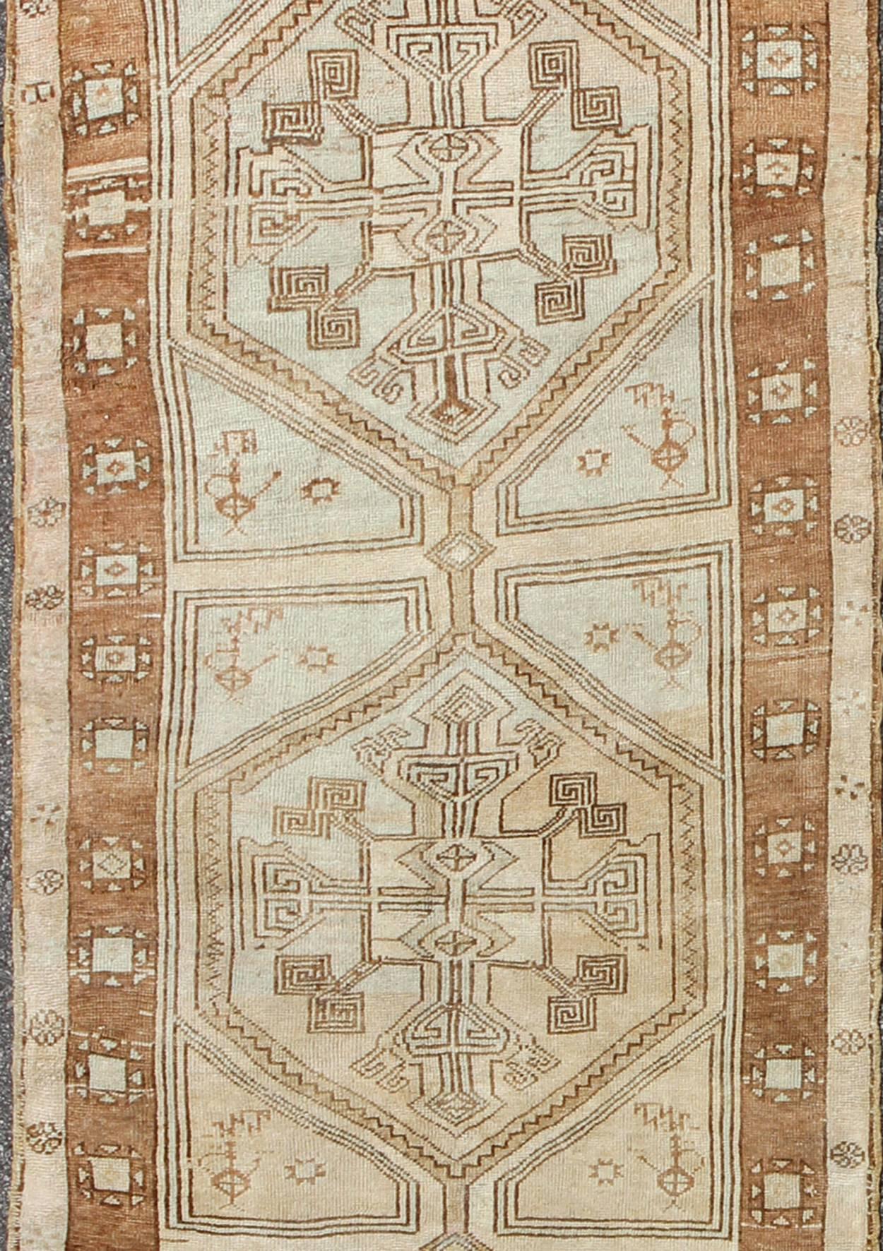 Brauner, kamelfarbener, elfenbeinfarbener langer türkischer Oushak-Läufer mit geometrischen Stammesmedaillons (Handgeknüpft) im Angebot