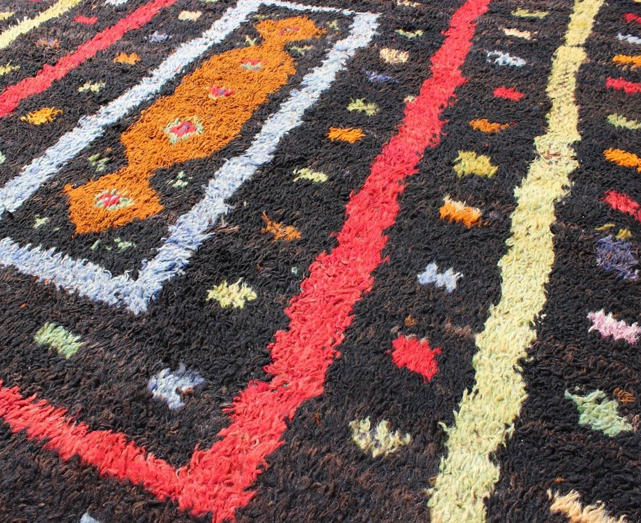 Vintage Turkish Tulu rug with stacked box Tribal pattern in yellow, red, blue, rug en-142568, country of origin / type: Turkey / Tulu, circa mid-20th century

This vintage Tulu from mid-20th century Turkey boasts an interconnected Tribal pattern.