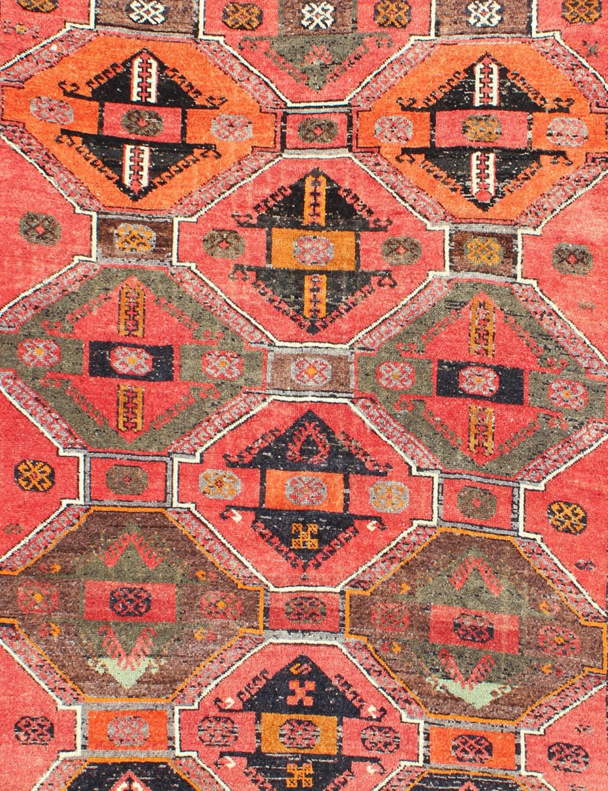 Turc Tapis d'Oushak tribal vintage à médaillons géométriques rouge, orange, anthracite et brun en vente