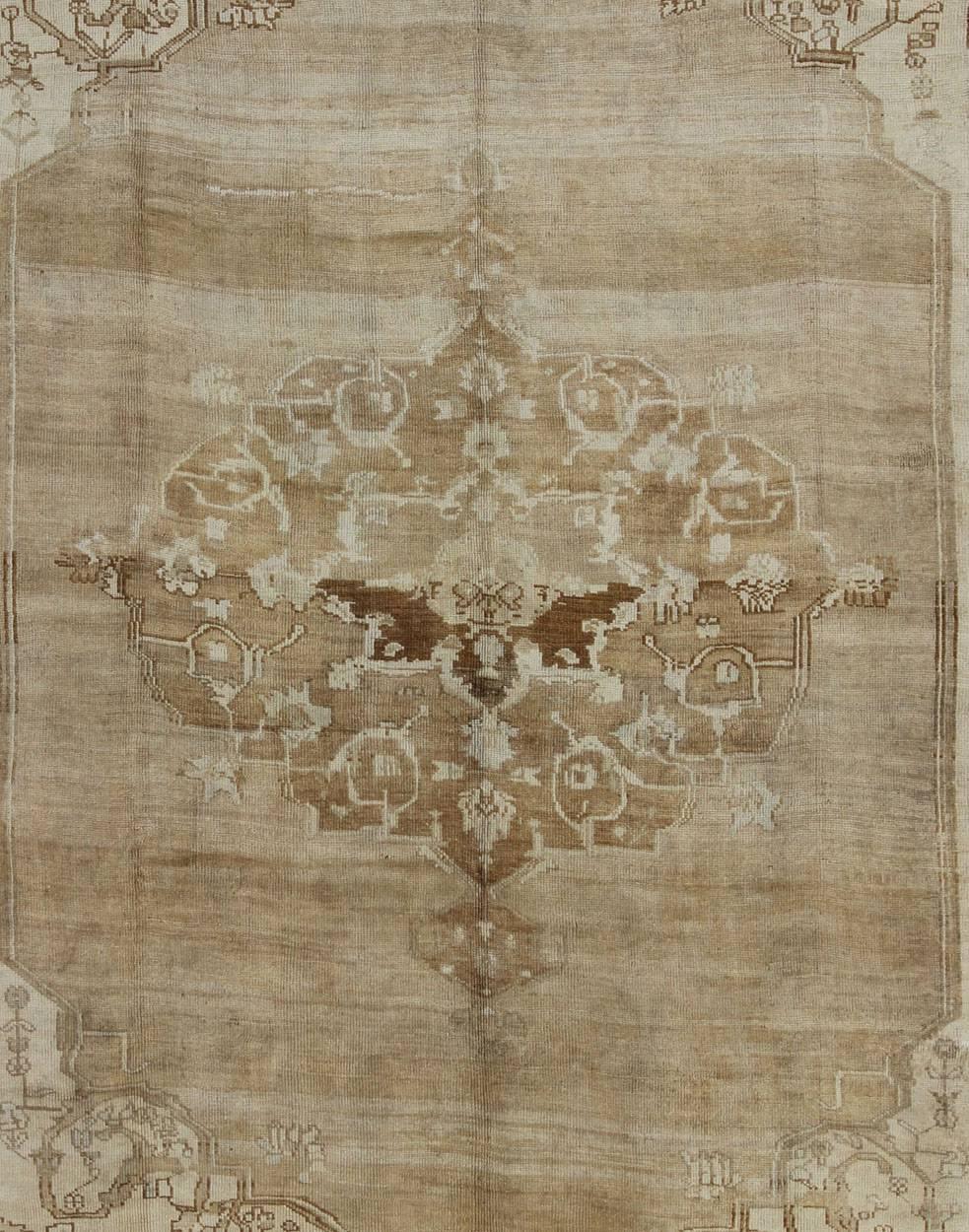 Brauner, hellbrauner, brauner, hellbrauner, sandfarbener und elfenbeinfarbener türkischer Oushak-Teppich mit floralem Mittelmedaillon (Türkisch) im Angebot