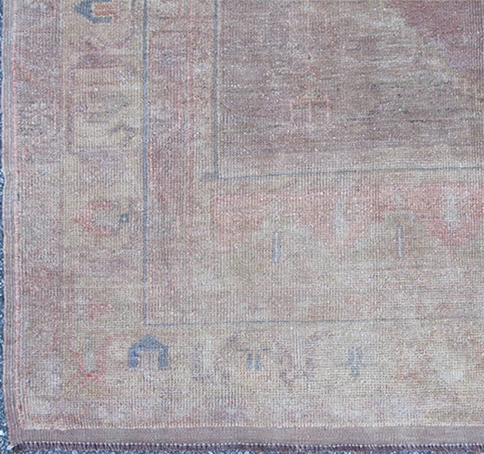 Vintage Muted Oushak rug from Turkey with medallion in lavender and light pink, rug ayd-95078, country of origin / type: Turkey / Oushak, circa mid-20th century

This muted vintage Turkish Oushak carpet (circa mid-20th century) features a central,