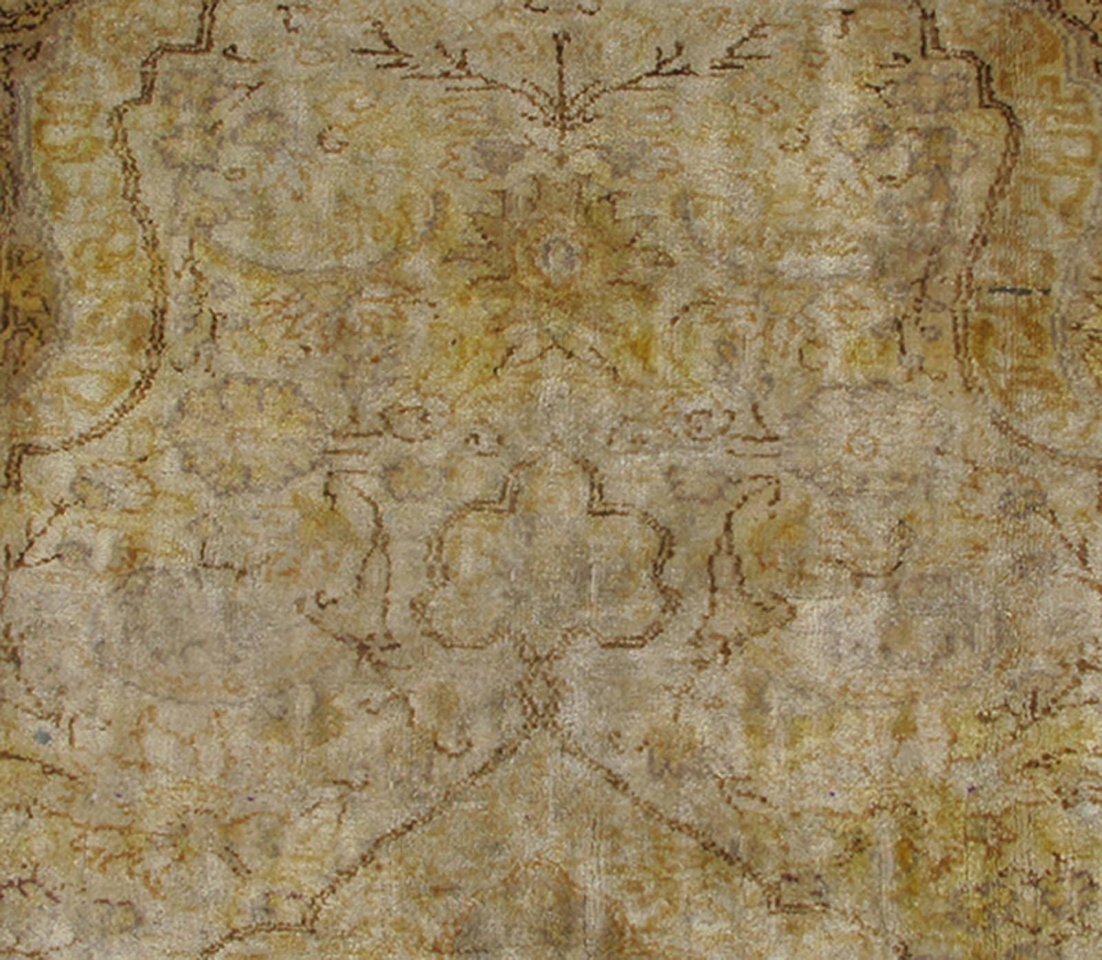 Türkischer Sivas-Teppich aus Seide in den Farben Elfenbein, Braun und Gelb (Oushak) im Angebot