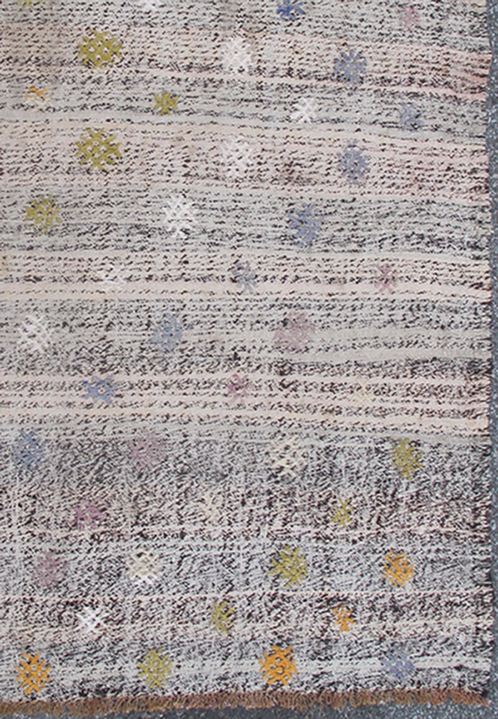 Vintage Turkish Kilim rug with striped background, colorful diamond pattern, rug emd-136528, country of origin / type: Turkey / Kilim, circa mid-20th century

This vintage Kilim (circa mid-20th century) has a large-scale, all-over diamond pattern