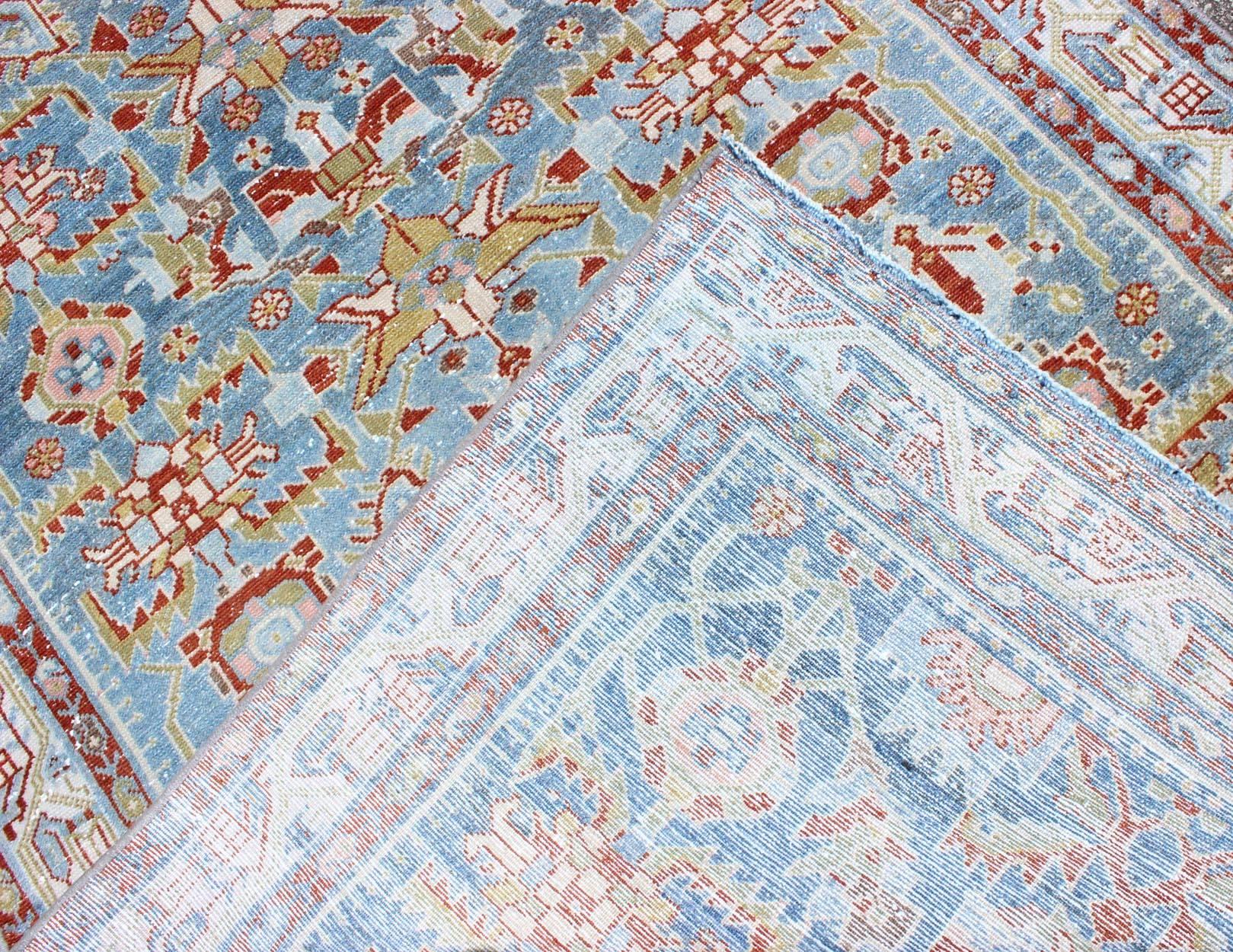 Début du 20ème siècle Tapis de couloir persan ancien Malayer avec motifs géométriques en bleu clair, rouge et vert en vente