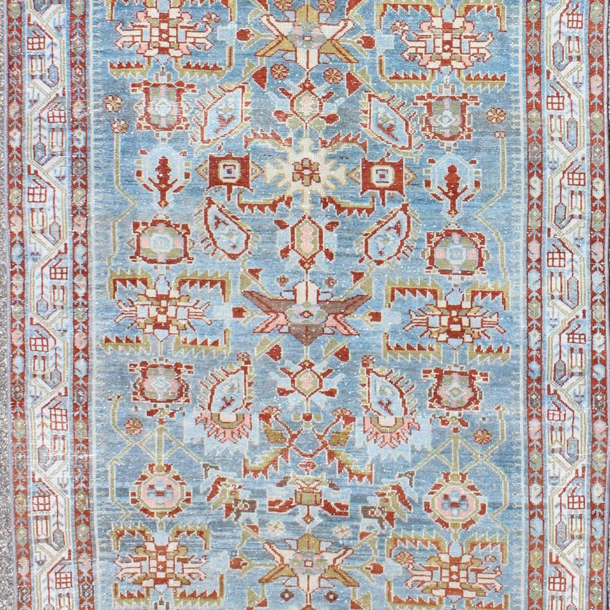 Perse Tapis de couloir persan ancien Malayer avec motifs géométriques en bleu clair, rouge et vert en vente