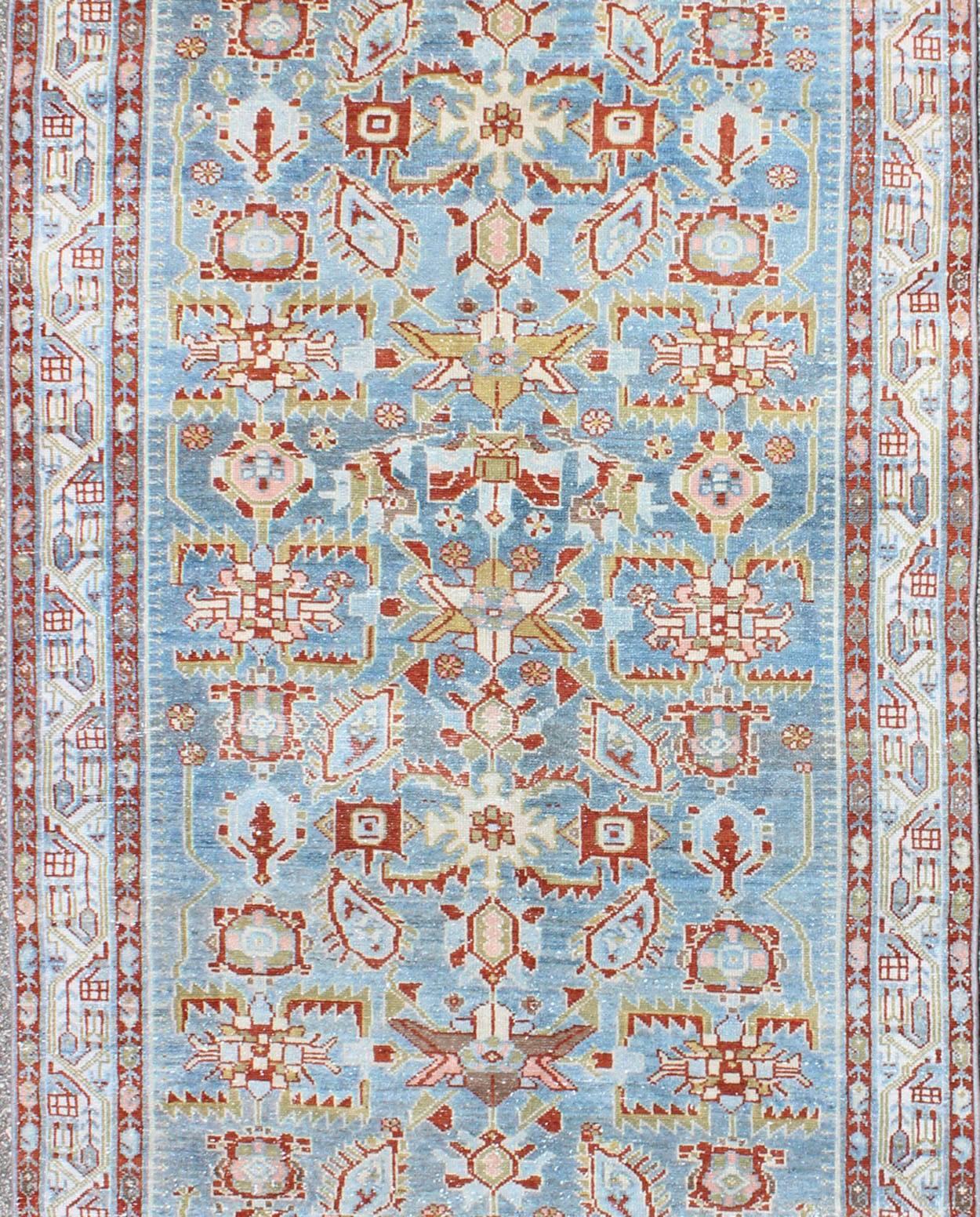 Noué à la main Tapis de couloir persan ancien Malayer avec motifs géométriques en bleu clair, rouge et vert en vente