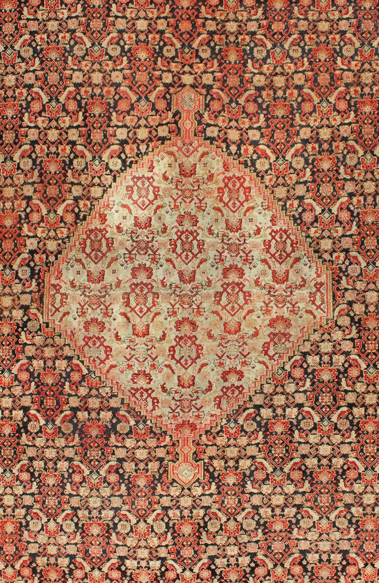 Malayer Tapis persan antique Senneh avec médaillon unique et motif sur toute sa surface en vente