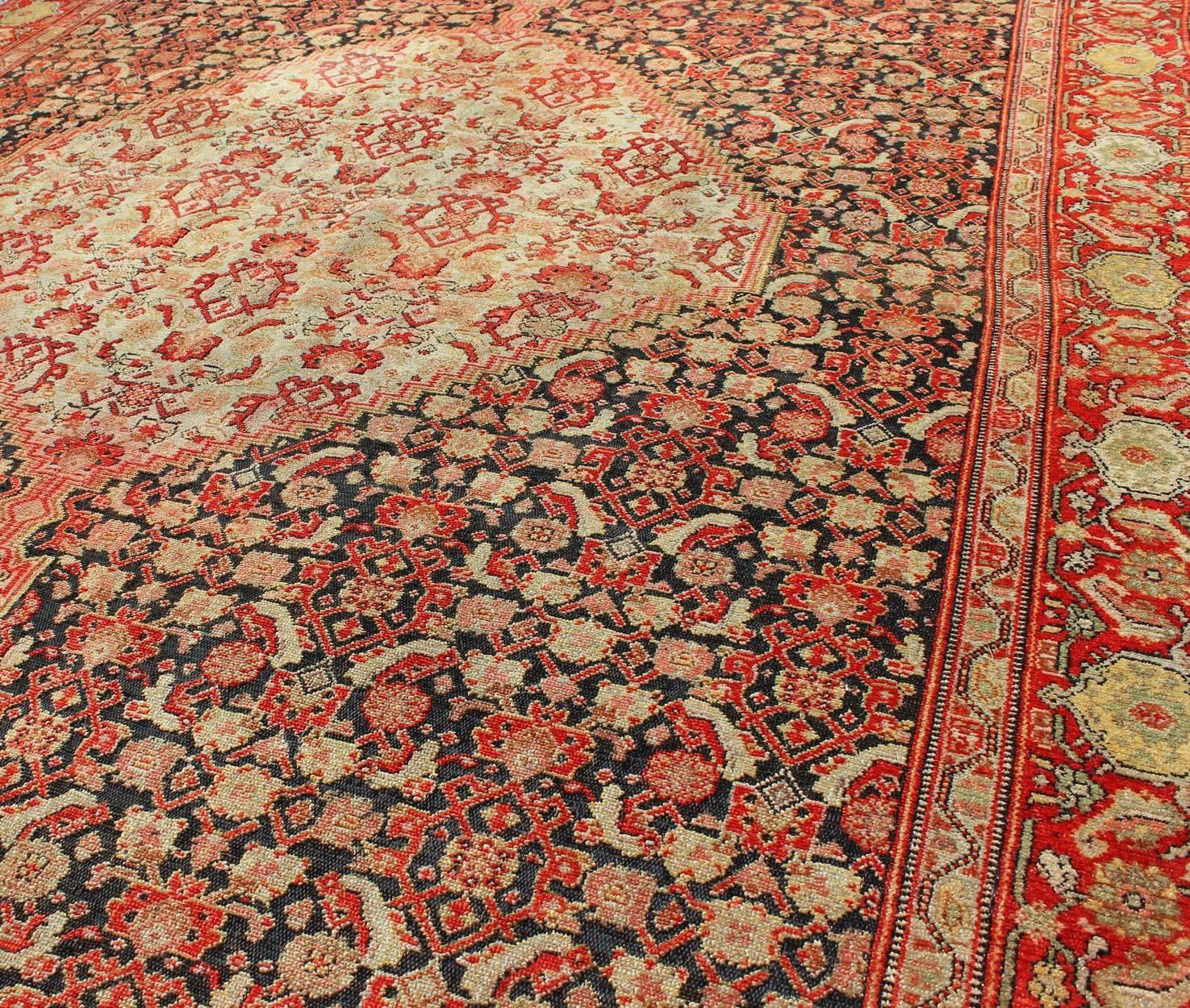 Noué à la main Tapis persan antique Senneh avec médaillon unique et motif sur toute sa surface en vente