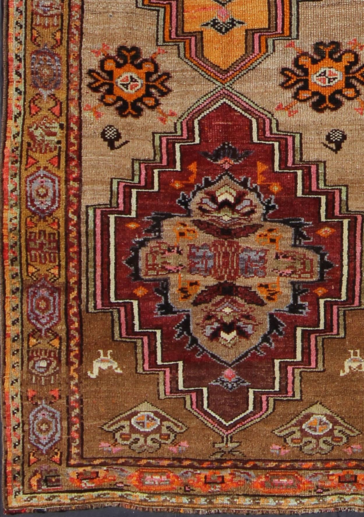 Vintage Turkish Oushak runner with three medallions in maroon, gold, and taupe, rug mtu-4624, country of origin / type: Turkey / Oushak, circa mid-20th century.

This vintage Turkish Oushak gallery rug (circa mid-20th century) features a unique
